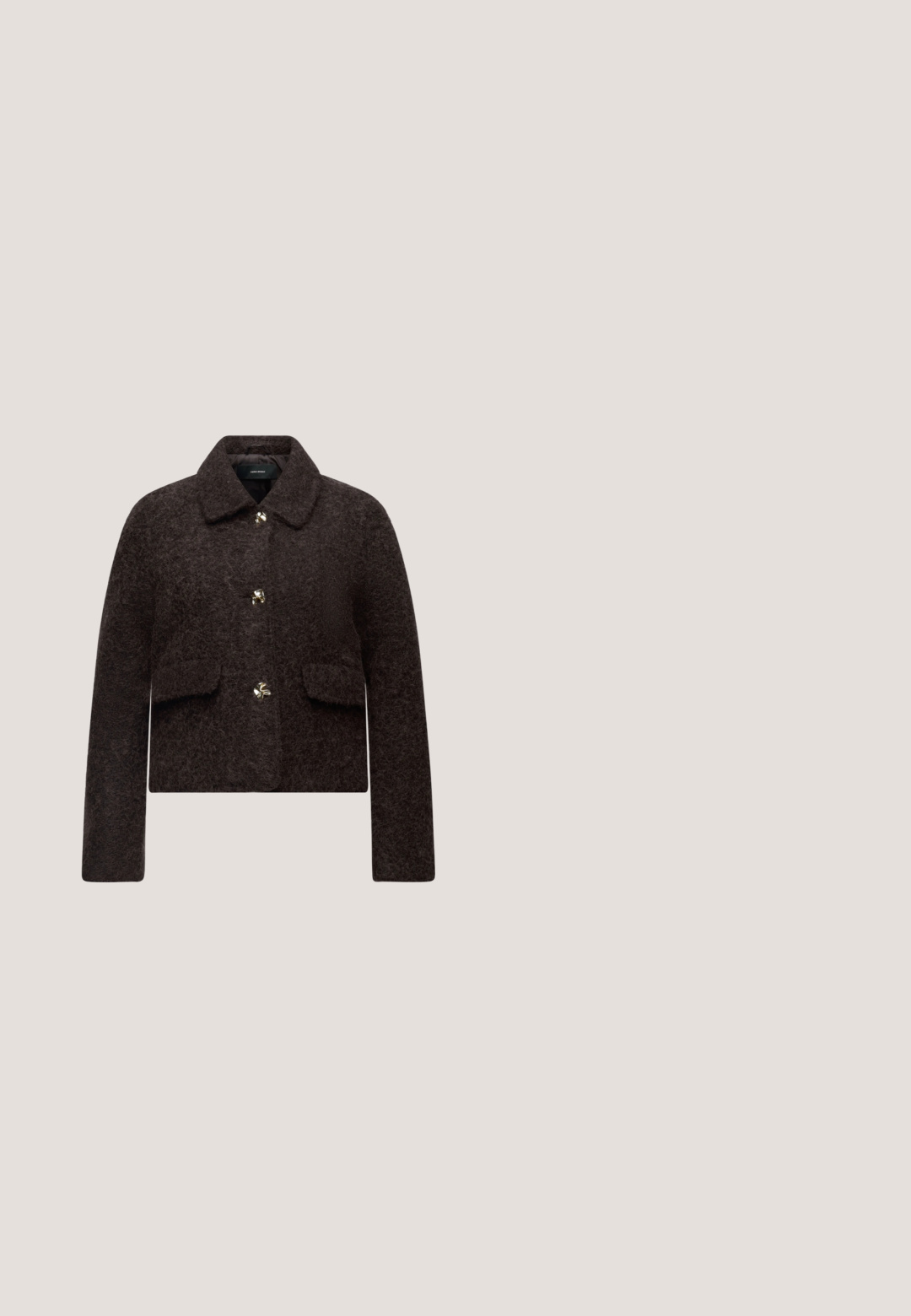 Veste en laine pelucheuse marron foncé à manches longues, col pointu, trois boutons dorés et deux poches avant à rabat.; Haut sans manches marron avec un design à une épaule, mettant en avant un devant noué et une texture de tissu drapé. Fabriqué en matériau extensible.; Pantalons évasés marron à côtes avec une large ceinture et une finition texturée, présentant des rayures verticales et une silhouette décontractée.; Chaussures slingback en suédine brune avec un bout pointu et un talon fin. Elles disposent d'une bride réglable avec une boucle en métal.; Sac bandoulière en cuir brun foncé brillant avec une seule bandoulière et un petit logo doré "RAID" au centre avant.; Collier délicat à double chaîne en or avec de petites perles blanches espacées régulièrement sur un fond clair uni.