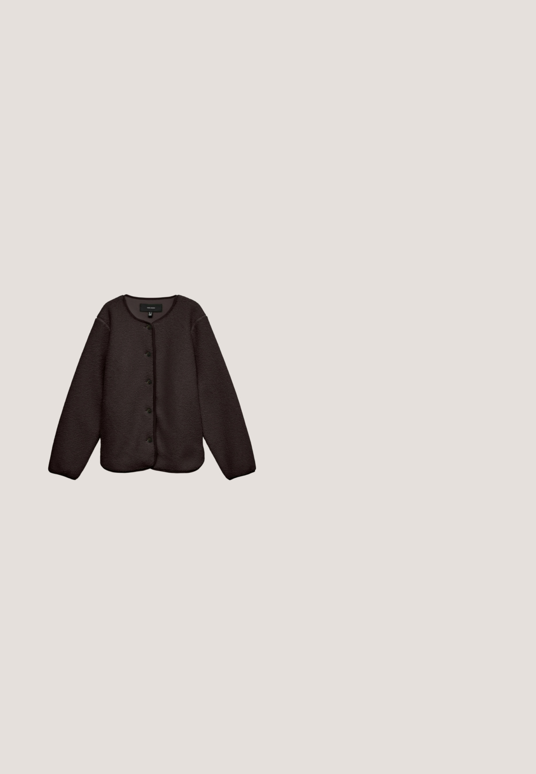Zwarte fleece button-up jas met lange mouwen en afgeronde halslijn, plat afgebeeld tegen een witte achtergrond.; Donkerbruin gecrocheerd vest met parelachtige knopen in het midden en licht gesmokkeld bij de manchetten van de lange mouwen.; Bruin shirt met lange mouwen en ronde hals, aansluitende pasvorm, eenvoudig ontwerp en rechte zoom.; Donkerbruine wijde broek met hoge taille en riemlussen, plat weergegeven op een witte achtergrond.; Bruine suède enkellaarsjes met een spitse neus en een hak van 7,5 cm, voorzien van een gladde textuur en een minimalistisch ontwerp. Ritssluiting aan de achterkant.; Donkerbruine glanzende leren schoudertas met een enkele brede riem en gespsdetail aan één kant, tegen een effen lichte achtergrond.