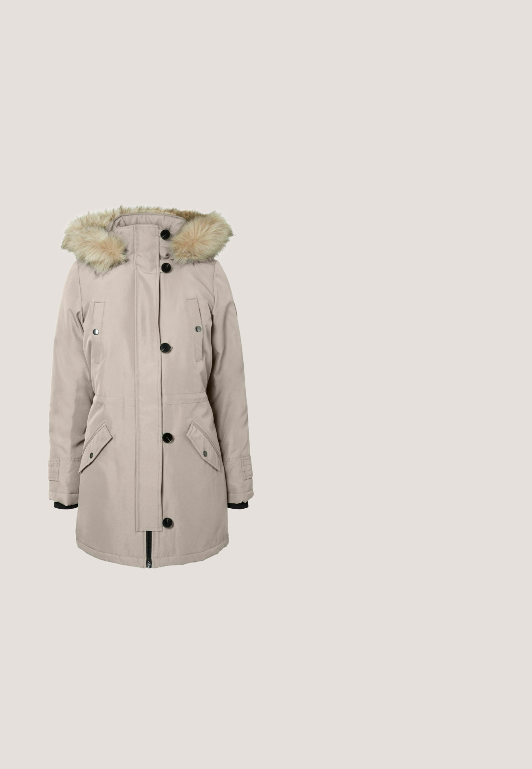 Lichtbeige parka met afneembare fauxfur capuchon, zwarte knopen, ritssluiting en twee voorzakken met kleppen.; Marineblauw-wit gestreept shirt met lange mouwen, ronde hals en knoopdetails op de linkerschouder.; Wijd pijpjes donkerblauwe denim jeans met een hoge taille, voorzien van een trekkoord, vijf zakken en contrasterende stiksels.; Zwarte en donkergrijze lage sneaker met witte zool, panelen van mesh en suède, vetersluiting aan de voorkant en "rollingsoft" branding op de tussenzool.; Zwarte neplederen handtas met twee lange handvatten, voorkant met ritsvak, gestructureerd oppervlak en metalen hardware accenten.; Set zilverkleurige gegroefde creooloorbellen met stekers, halfcirkelvormig en getextureerd met parallelle groeven.