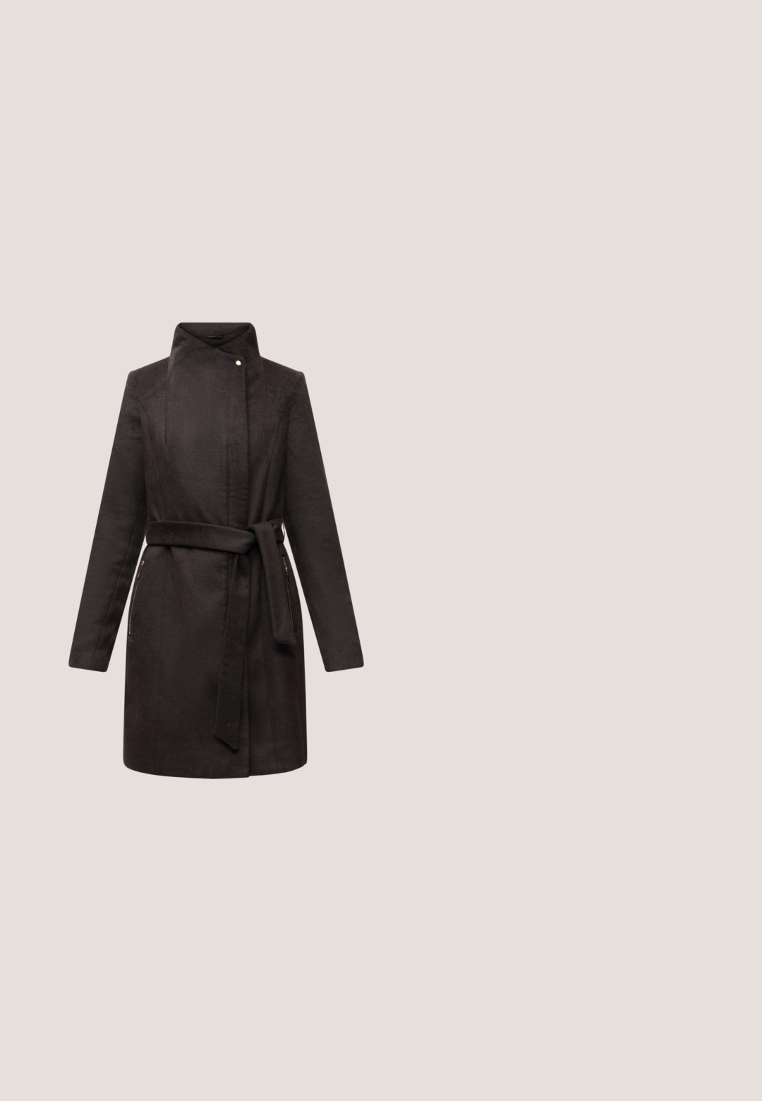 Manteau marron foncé longueur genou avec col montant, taille cintrée, manches longues et poches latérales zippées, présenté sur un fond uni.; Blouse raccourcie avec cordon de serrage, présentant une base beige et un imprimé abstrait brun et rouge. Manches longues et tissu doux et texturé.; Pantalon marron à jambes larges avec une texture lisse, doté d'une fermeture à boutons, de poches avant et d'une coupe ajustée sans motifs visibles.; Escarpin en daim marron à talon haut et bout pointu avec un talon aiguille étroit et élégant sur un fond clair uni.; Sac à main en daim marron avec un design matelassé, quincaillerie dorée et une chaîne en bandoulière. Il dispose d'une fermeture à verrou et d'une texture lisse.; Paire de clous d'oreilles en forme de nœud, couleur or brillant, sur un fond blanc uni.