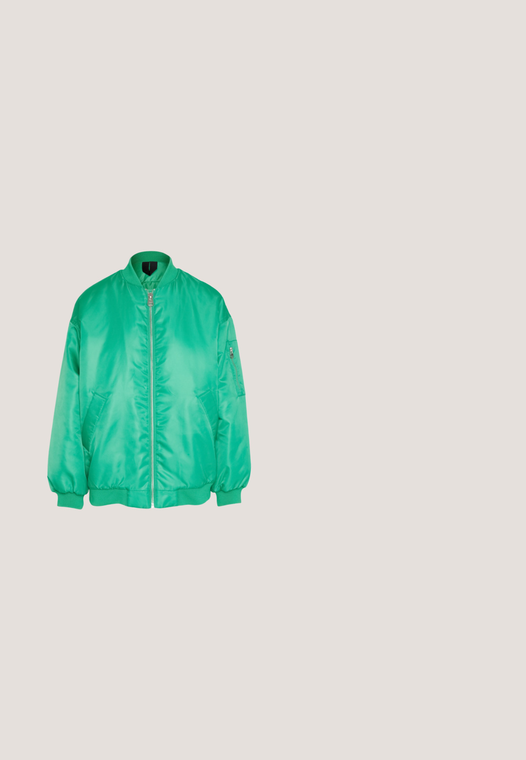 Vero Moda VMAMBER OVERSIZE JACKET - Bomberjakke - bright green; Pieces PCKARSON CROPPED - Top - summer green; Sorte bomulds shorts med et tætsiddende design og elastisk talje. Glat tekstur, længde til midt på låret, og uden synlige mønstre eller accenter.; Hvid og sølv Nike løbesko med beige swoosh-logo, vist i luften over en stens overflade med en sløret grå vægbaggrund.; Et par rektangulære solbriller med lyseblå gennemsigtige stel og mørkegrå linser, der har lige templer og minimale hardware detaljer.; Polstret grøn skuldertaske med blød tekstur, rektangulær form, enkelt strop og lynlås i guldtoner. Har et quiltet mønster.