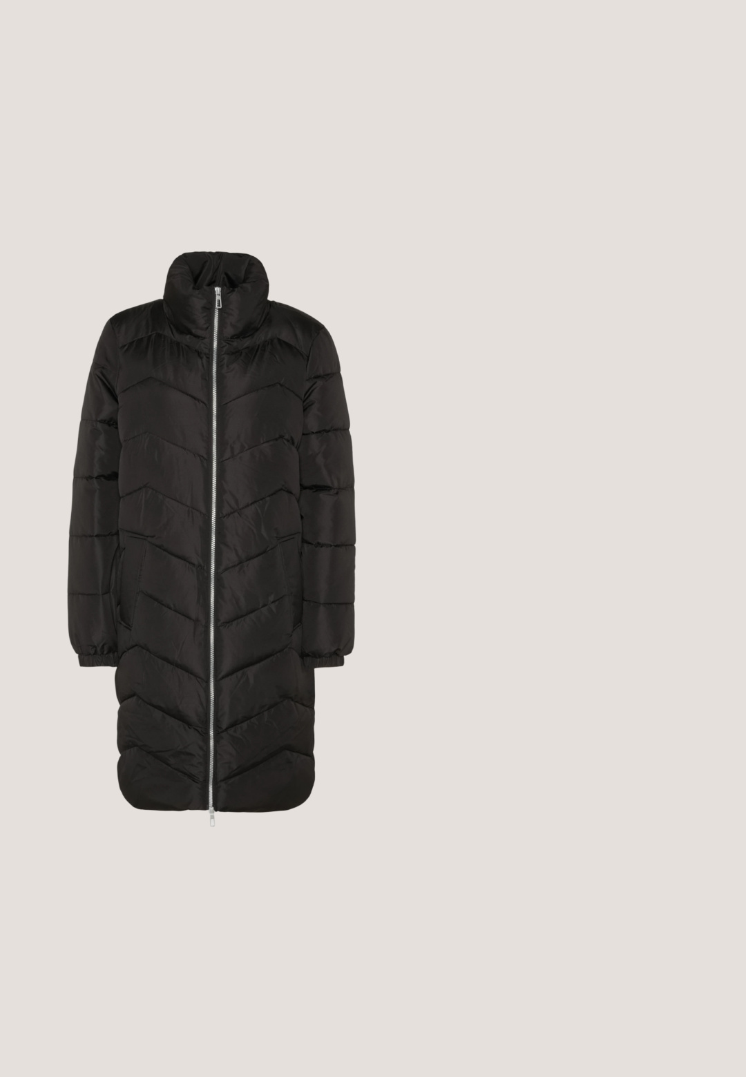 Sort pufferjakke med høj krave, chevron-quiltet design, frontlynlås og sidelommer. Glat tekstur og mellemlang silhuet.; Langærmet kjole lavet af blødt, tekstureret hvidt stof; tætsiddende silhuet med rund halsudskæring og glat finish, der strækker sig til midten af låret.; RAID RIMISHA - Plateaustøvler - black; Sorte rektangulære solbriller med gradient fra mørkegrå til klar linse. Har en tykk plastikramme og diskret branding på stængerne.; Sort syntetisk håndtaske med en buet form, justerbar rem og dekorative metalspænder. Har en glat, blank tekstur.; Sølvøreringe med hængende kæder, prydet med flere klare ædelsten arrangeret i et lineært mønster, der giver en glitrende effekt.