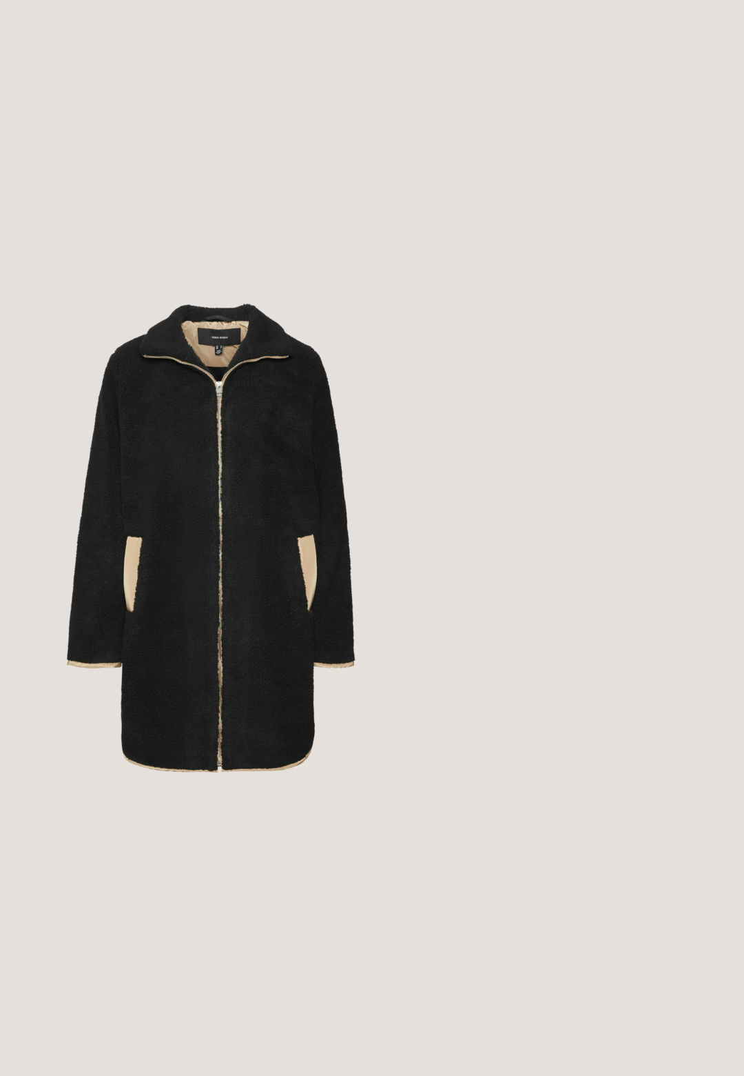 Vero Moda Teddy VMLUNE - Korte frakker - black; Brun leopardprint fleecepullover med høj krave, kvart-lynlås foran og blødt, tekstureret stof. Har lange ærmer og en afslappet pasform.; Langærmet top med høj hals i en ensfarvet lysebrun farve. Har sammenrullet detaljer ved taljen og en glat tekstur. Blødt stof.; Lys grå sweatsbukser med en løs pasform, elastisk talje og blød tekstur. Har subtil branding på den ene side. Casual design.; Tan ruskinds ankelstøvle med rund tå, syede detaljer, en lille hæl og en struktureret gummisål. Bagpå har den en lille løkke-detalje.; Sølv dobbeltsidet halskæde med en cirkulær vedhæng og en lille trifoldu accent; har et mærke med "DKNY" branding.