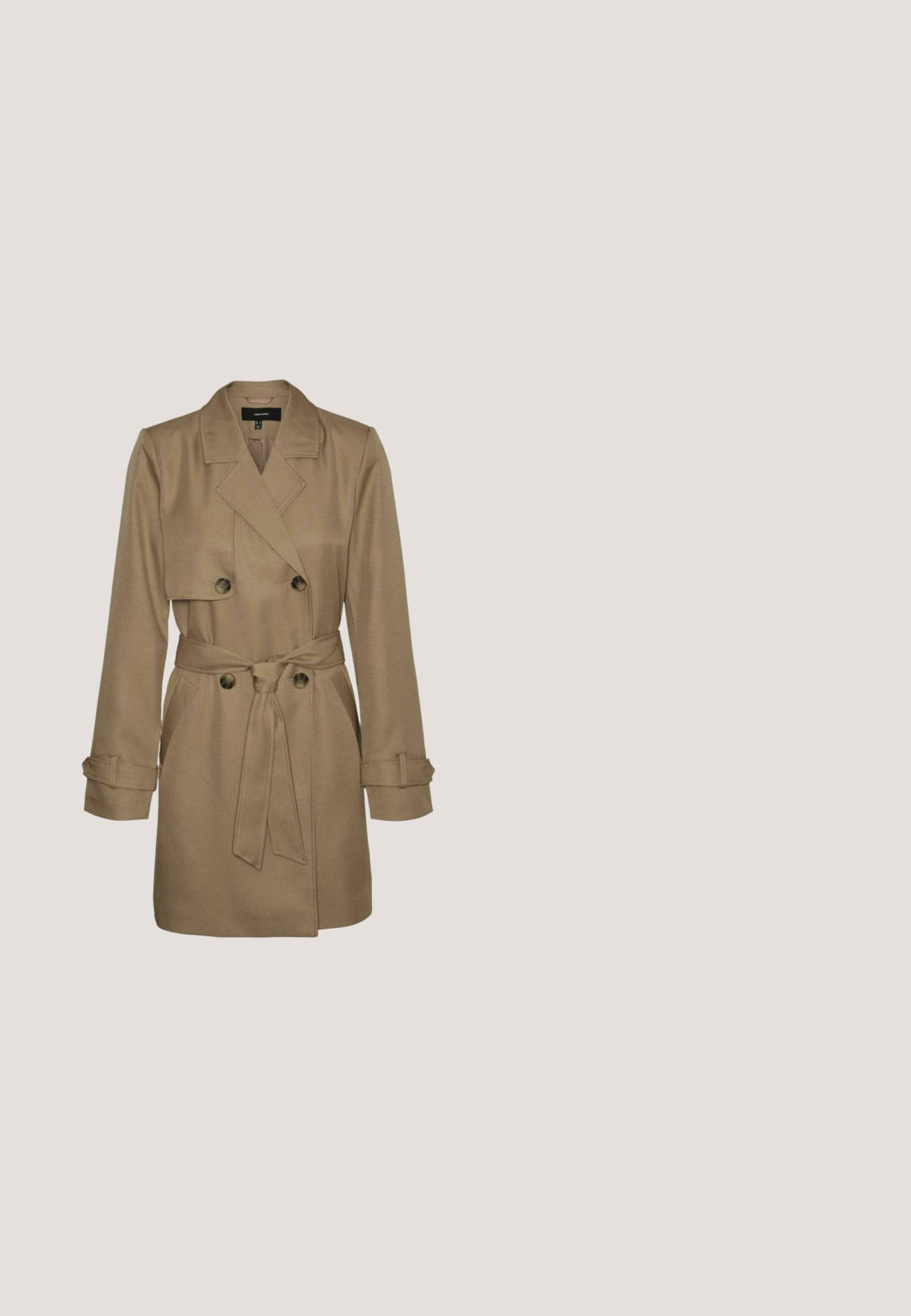 Manteau beige à double boutonnage à l'avant, avec ceinture à nouer et accents de boutons. Présente des manches longues avec des poignets ajustables et un col.; Pull noir à manches longues avec col rond, col, poignets et ourlet côtelés, fabriqué en tissu doux et texturé.; Pantalon beige taille haute, court, avec fermeture à bouton et zip, poches avant et passants pour ceinture, présenté sur fond blanc.; Bottines en cuir noir avec un bout arrondi, une semelle en caoutchouc robuste et un système de laçage à l'avant. Présente une texture lisse et des accents minimaux.; Sac bandoulière en cuir taupe avec bords cloutés, une seule sangle et fermeture éclair, présentant un embossage discret de la marque sur le devant.; Bracelet en chaîne dorée avec des maillons entrelacés, présentant une étiquette décorative "Bélier" dans une police stylisée, finition brillante et fermeture à clip en forme de homard.