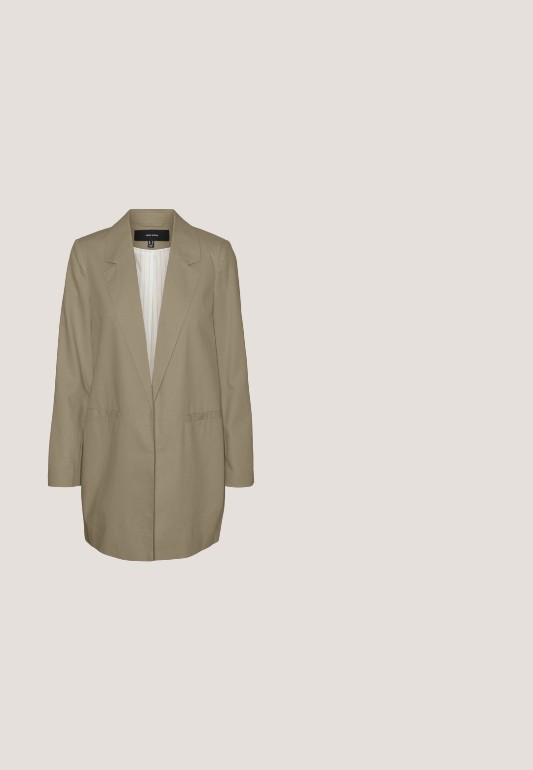 Blazer color caqui claro con una silueta ajustada, solapas con muesca y dos bolsillos laterales. Interior forrado con un patrón de rayas verticales. Mangas largas.; Camiseta blanca sin mangas hecha de una tela suave, con un escote en V y con encaje en los hombros para un detalle adicional.; Pantalones de pierna ancha beige con cintura elástica y cordón ajustable. Confeccionados en una tela suave y ligera con una textura suave.; Zapatilla blanca con detalles dorados y estampado de leopardo en el talón. Cuenta con un diseño con cordones y suela de goma texturizada.; Bolso Valentino color crema con asa acolchada, correa de cadena desmontable y correa larga adicional enrollada a su lado.; Gargantilla de cuentas con cuentas de plástico multicolores en rosa, blanco y verde, intercaladas con detalles metálicos en tono dorado, con forma redondeada.