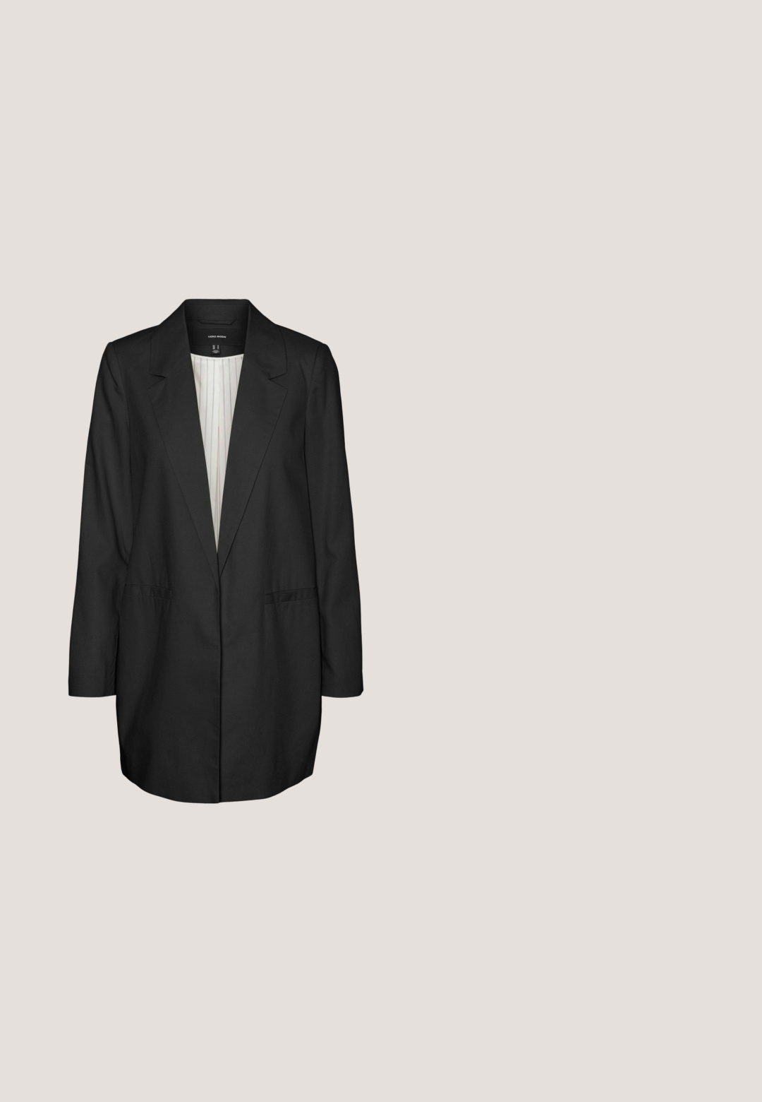 Blazer noir ajusté en tissu lisse. Présente un col cranté, des manches longues et deux poches avant. Doublure intérieure en tissu léger.; Haut noir à manches longues avec un décolleté carré. Fabriqué en tissu lisse et extensible. Design ajusté, resserré à la taille. Épaules sans couture.; Pantalon noir à jambes larges avec taille haute et deux rangées verticales de trois boutons argentés de chaque côté à l'avant.; Miriade BRUSA - Bottines - nero; Sac à main en cuir noir avec des poignées arrondies et un foulard rouge, crème et orange noué en nœud papillon sur une poignée.; Anneau en métal doré ouvert avec un design torsadé lisse présentant deux extrémités courbes de différentes longueurs.