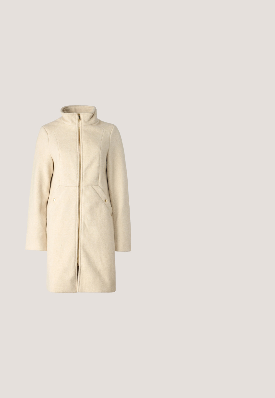 Vero Moda VMCLARASIA - Manteau classique - beige; ONLY Knitted ONLLAUREN Knitted - Pullover - oatmeal; Jeans bootcut en denim bleu. Présentent une taille mi-haute, cinq poches, des coutures discrètes et un aspect légèrement délavé sur les jambes.; Botte de cowboy en cuir marron avec un embout pointu, un talon compensé et des broderies décoratives. Dispose d'un long tige et d'une languette de tirage.; Sac à épaule en cuir marron avec une forme courbée, présentant un détail de boucle proéminent, des coutures contrastantes et une seule bandoulière.; Paire d'objets ovales en argent luisant et lisse disposés côte à côte sur un fond blanc uni.