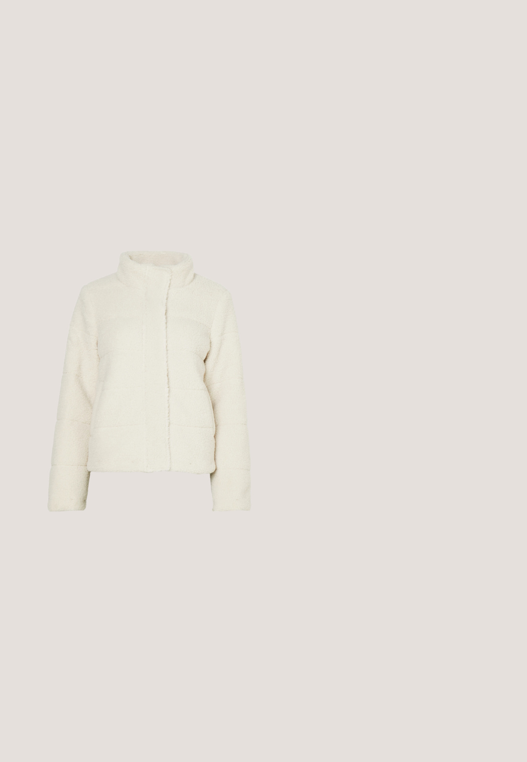 Crème-kleurige fleecejack met een hoge kraag, gegolfd ontwerp en lange mouwen. Zachte textuur en cropped lengte. Voorkant opening zonder sluitingen.; Witte cropped sweater met een geribbelde textuur, grote kraag en drie decoratieve knopen bij de halslijn. Lange mouwen met geribbelde boorden.; Beige wijde broek met ribbeltextuur en een elastische tailleband. Zachte gebreide stof heeft een subtiel patroon door de hele stof.; Lage beige suède winterlaars met dikke zool en achterste lipje, op een plain witte achtergrond, weergegeven in zijprofiel.; Gevoerde beige tote bag met dikke handvatten, ruim ontwerp en zachte textuur, vastgehouden door een persoon in een lichtpaarse top en een blauwe spijkerrok.; Twee paren zilveren oorbellen in de vorm van hoepels met een licht geslagen structuur op een witte achtergrond.