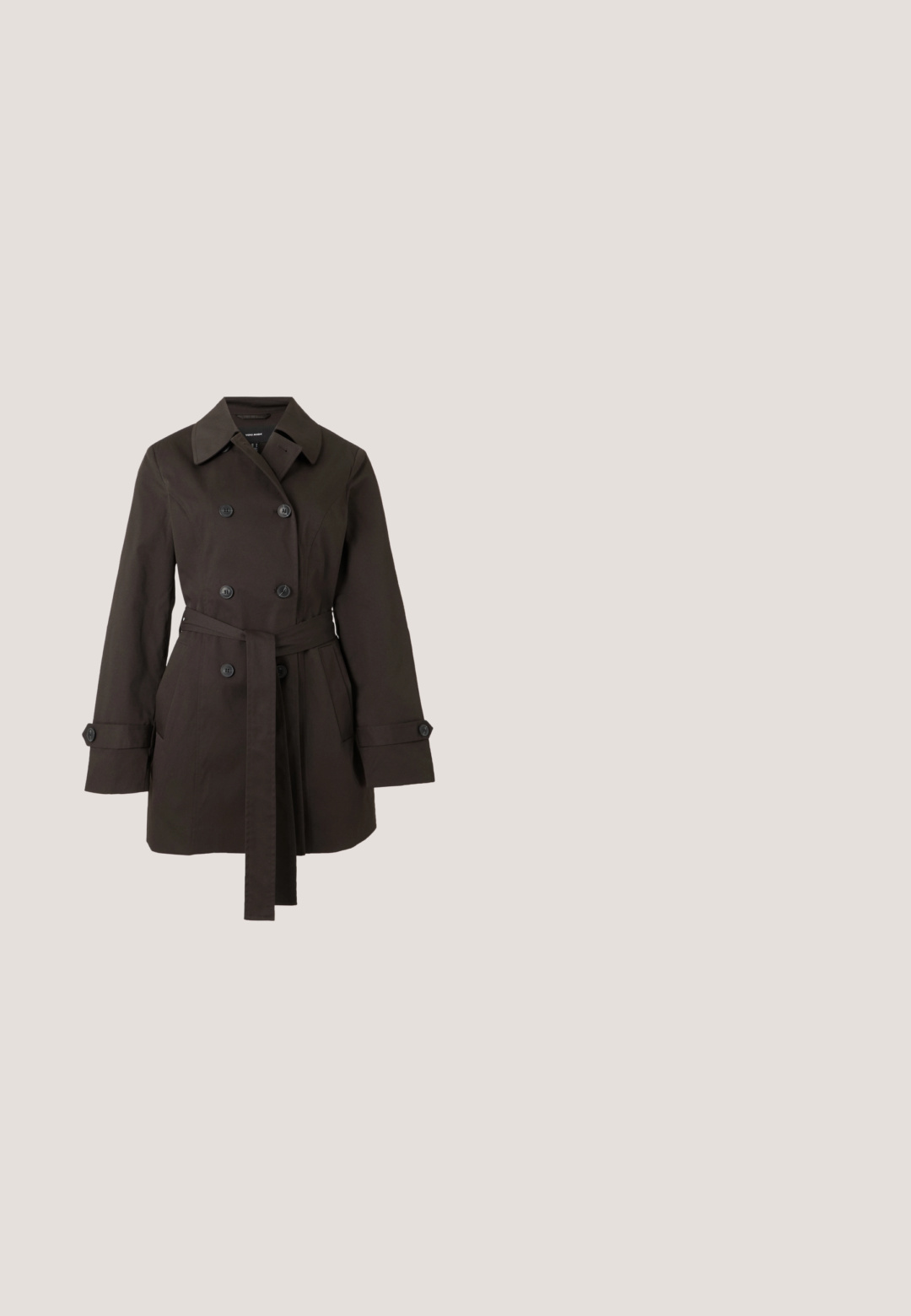 Dunkelbrauner zweireihiger Trenchcoat mit weitem Kragen, Gürtel in der Taille, geknöpften Manschetten und Vordertaschen auf schlichtem Hintergrund.; Weißer, gekürzter Pullover mit V-Ausschnitt, geripptem Saum und langen Ärmeln. Hergestellt aus einem weichen, strukturierten Strickmaterial. Einfaches und vielseitiges Design.; Skinny Jeans aus mittlerem blauen Denim. Hoher Bund, Fünf-Taschen-Design, mit subtiler Waschung. Nähte betonen die Seitennähte und den Saum.; Weiße Nike Air Force 1 Sneaker mit einem geschmeidigen Obermaterial aus Leder, perforierter Zehenbox, weißen Schnürsenkeln und schwarzem Branding auf der Zunge.; Schwarze Lederhandtasche mit einem oberen Griff und abnehmbaren Schulterriemen. Sie verfügt über einen Frontklappe mit einem Magnetverschluss und geprägtem Logo.; Metallkreisohrringe mit einer geschwungenen Form, die über eine polierte Silberoberfläche und dünne schwarze Akzentlinien verfügen. Mit Steckverschluss zum Befestigen.