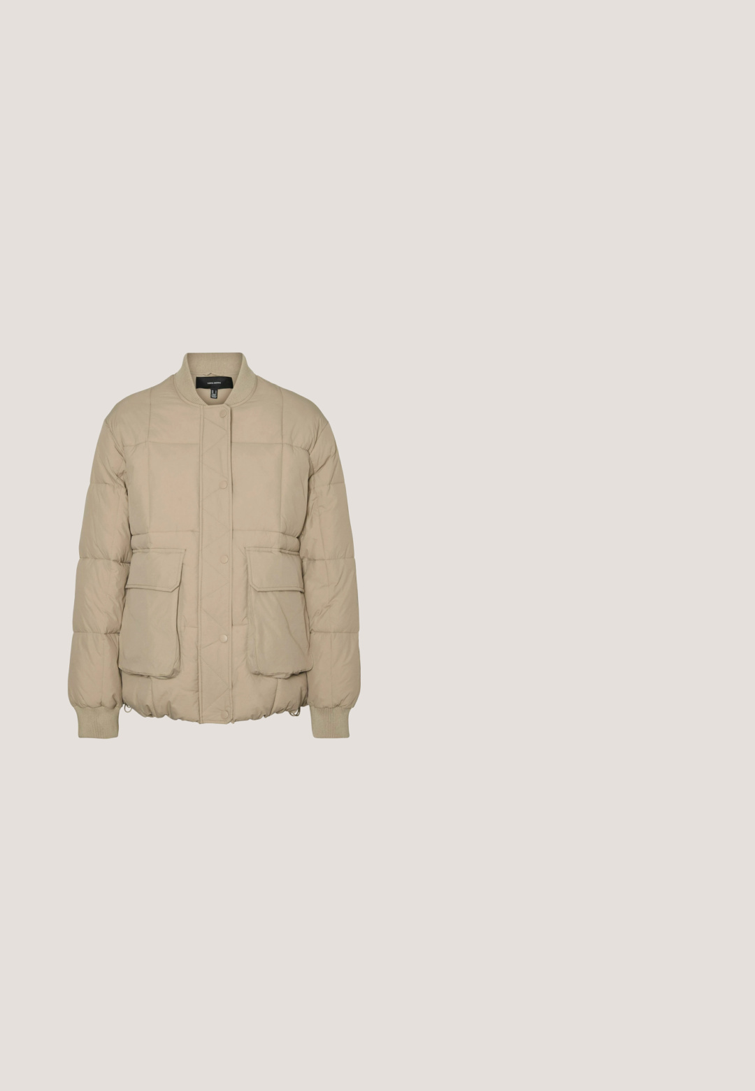 Beige polstret jakke med rund krave, front knap-lukning, to store forlommer og ribbede manchetter. Glat tekstur og quiltet design.; Langærmet cremefarvet skjorte med sorte vandrette striber og en brystlomme med lodrette sorte striber.; Blå denim midi-nederdel med frontslids, bæltestropper, knapper foran, lynlåslukning og to forlommer, lagt fladt på hvid baggrund.; Beige sneakers med en kombination af ruskind og mesh-materialer, med en gummisål og teksturerede detaljer på ydersiden.; Beige læder crossbody taske med klapdesign, justerbar rem og tekstureret finish. Har en central hardware-accent og præget branding.; Guldtonede hoop øreringe med et organisk, struktureret design. Har en unik, skulpturel form med en poleret overflade og sikker postlukning.