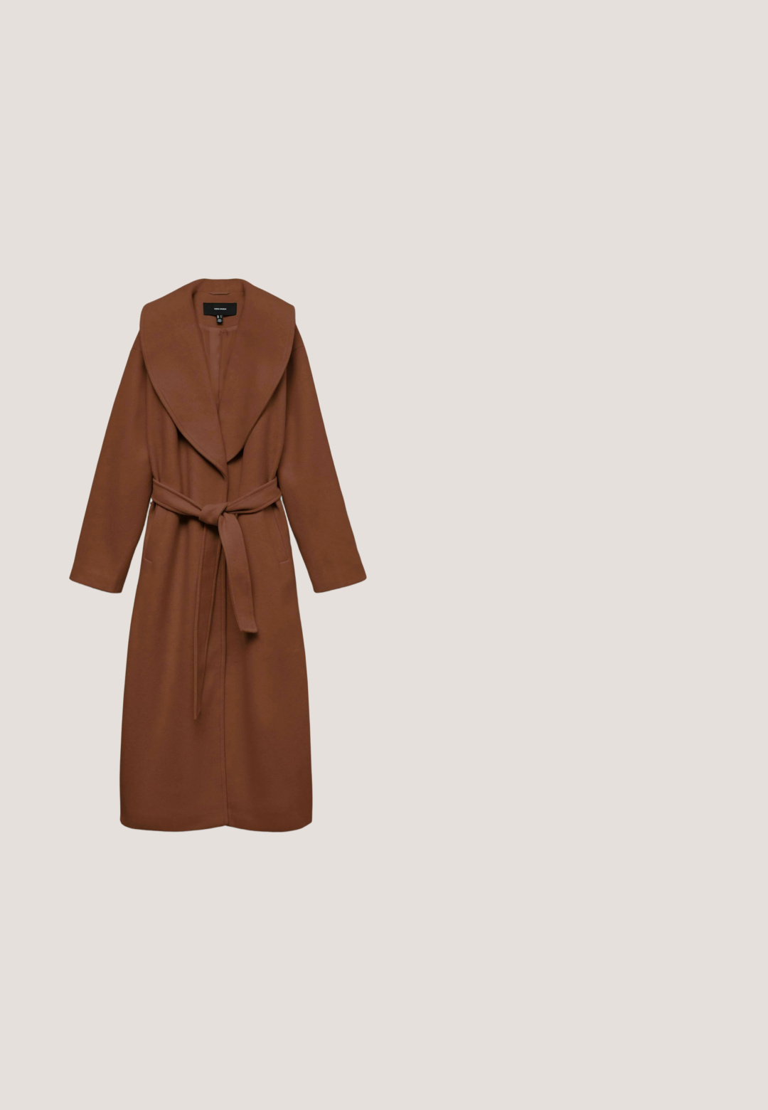 Bruine lange jas van een wolmix met brede revers, een ceintuur die in de taille gestrikt kan worden, en twee steekzakken aan de zijkant. Soepele textuur en een losse pasvorm.; VILA VITRACY DRESS - Gebreide jurk - brown lentil/black; RAID RENZO - Laarzen - brown; Bruine, schildpad zonnebril met een rechthoekig montuur. Heeft donkere lenzen en het in gouden letters geïngraveerde "vogue" logo op de arm.; Bruine gewatteerde leren handtas met een gouden kettinghengsel en gegraveerd logo aan de voorkant. Heeft een flapsluiting en een gevulde textuur.; Een paar glanzende bruine druppelvormige oorbellen met subtiele donkerdere patronen op een witte achtergrond.