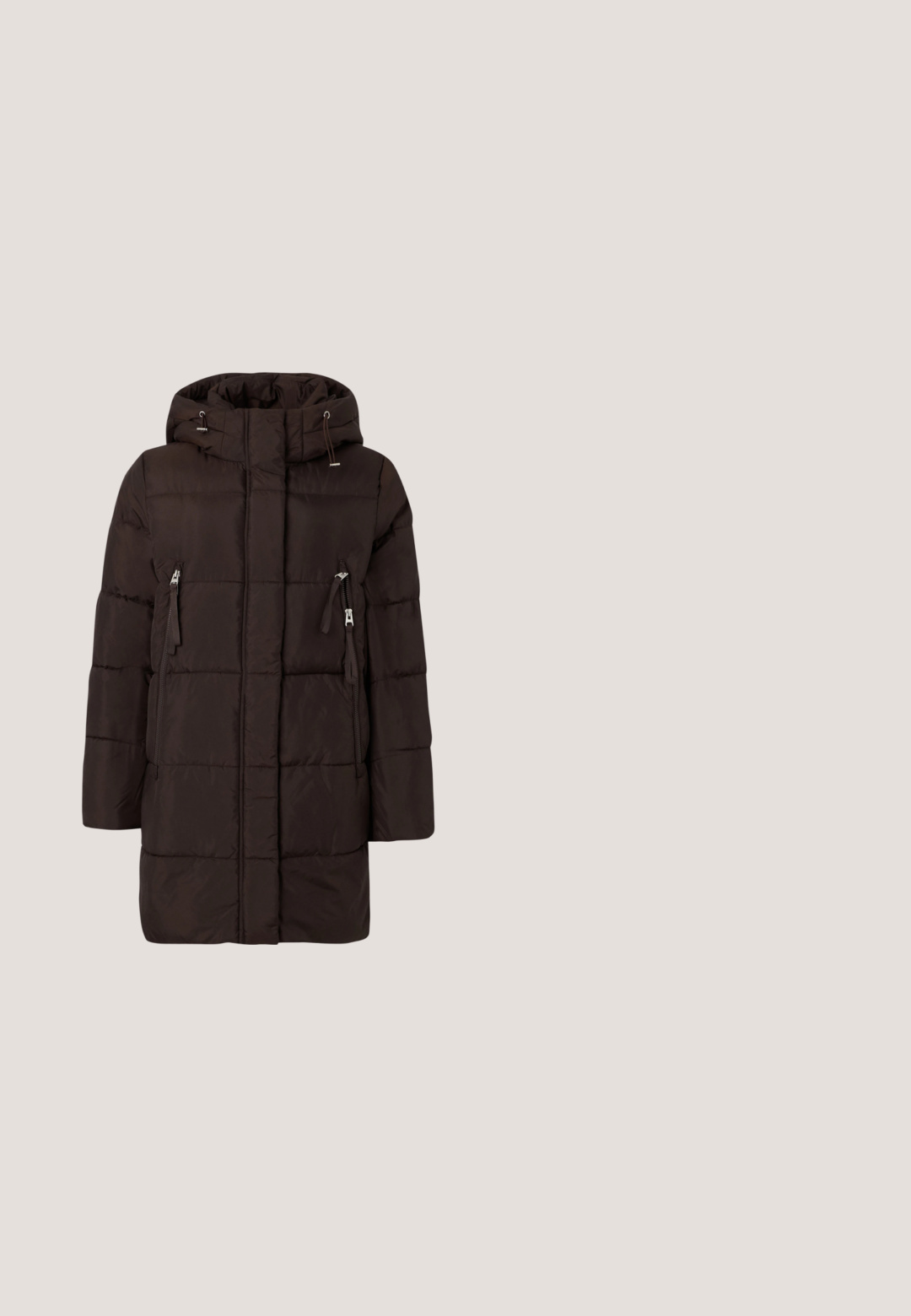 Manteau matelassé marron avec capuche, comprenant des poches zippées, une coupe droite et des coutures visibles pour plus de texture. Conception légère et isolée.; Pull en olive décolleté, à manches longues, confectionné dans un tissu doux et texturé avec un col côtelé et un corps lisse.; Jean en denim bleu avec taille haute, coupe décontractée et jambes droites. Design classique à cinq poches avec fermeture éclair et bouton.; Bottine en suède marron avec une doublure en fourrure crème pelucheuse, semelle en caoutchouc noire, bout rond et lacets noirs ; détails de couture subtils.; Sac à main en cuir brun foncé texturé avec deux anses, forme rectangulaire arrondie, et fermeture à bouton circulaire argenté sur le rabat avant.; Boucles d'oreilles créoles en forme de cœur de couleur dorée avec un design fin et ouvert, et des tiges de couleur argentée. Surface légèrement texturée avec des bords lisses.