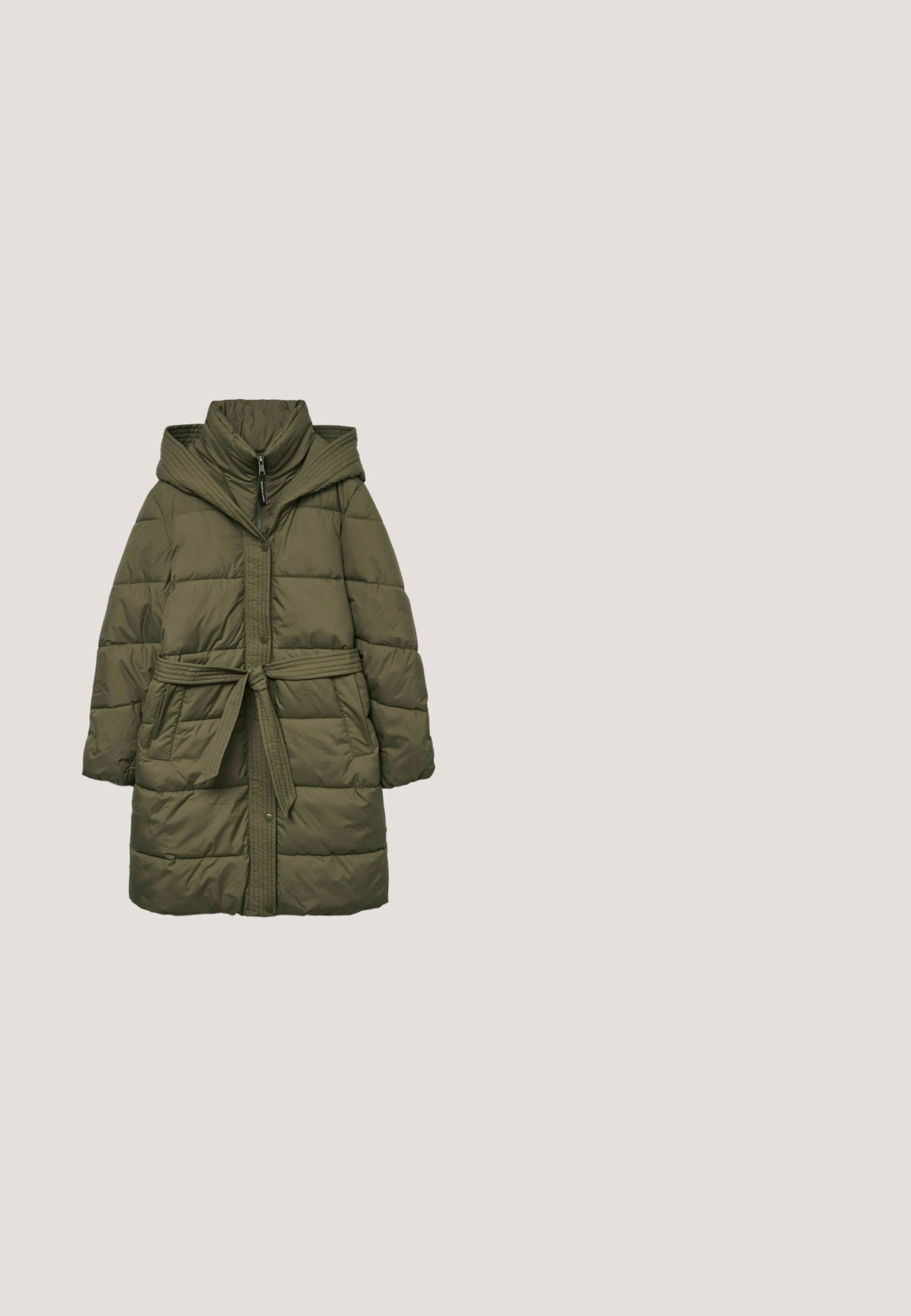 Olijfgroene gewatteerde pufferjack met hoge kraag, capuchon, ritssluiting aan de voorkant en drukknoopjes, zijzakken en een stoffen riem om de taille.; Korte beige cardigan van zacht materiaal met geribbelde manchetten en zoom, met zes grote knopen aan de voorkant. Eenvoudig, klassiek ontwerp.; Donker groene geribde lange mouwen top met een getailleerd silhouet. Heeft een ronde halslijn met een gerimpelde rand en een scalloped zoom.; Bruine high-waist wijde broek met elastische tailleband, gemaakt van gladde stof, ontworpen voor casual of loungewear.; Beige suède enkellaarsjes met een pluche binnenvoering, voorzien van een plateauzool en een trekhaak aan de achterkant voor gemakkelijk aantrekken. Gemêleerde rubberen zool.; Zwarte gehaakte tote tas met getextureerde vierkante patronen en twee schouderriemen, staand tegen een effen achtergrond.