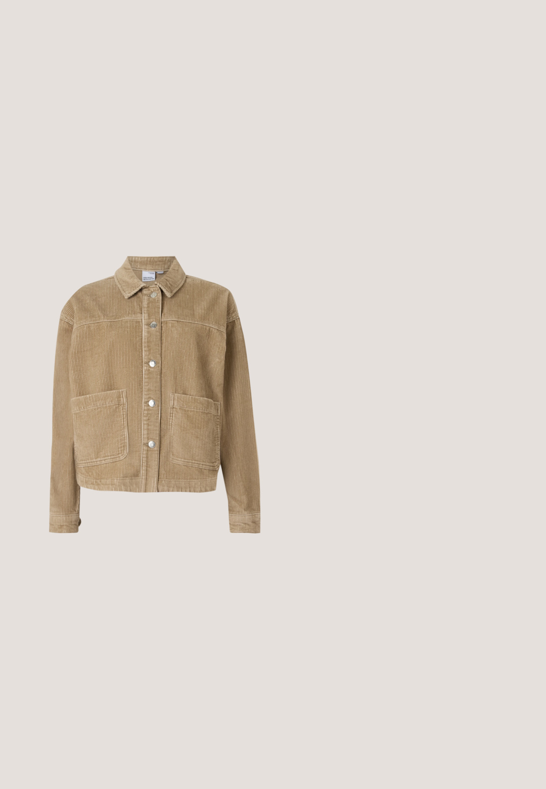 Brun kordfløjljakke med krave, knaplukning, to frontlommer og ribbet tekstur.; Beige strikket sweater med V-hals, dropped skuldre og ribbet kant. Blød tekstur, afslappet pasform og diskret spottet mønster hele vejen igennem.; Lys beige skjorte med knaplukning, krave, opskruede ærmer og en glat tekstur. Har en lige pasform og frontknaplukning.; Brune vidde ankellange bukser med læg, opbukket kant og skjult frontlukning.; Hvide lærreds sneakers med beige ruskindsdetaljer, perforeret tåboks, flade snørebånd og en struktureret cremefarvet sål. Har diskret branding på hælen.; Brun ruskinds crossbody taske med en top-håndtag, forreste klap og hardware i guldton. Har et læderaccent ved bunden af klappen.