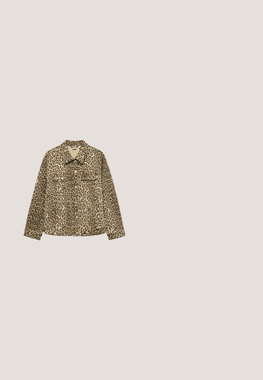 Jasje met luipaardprint gemaakt van zachte stof, met een kraag, twee voorzakken en zilveren drukknoopsluitingen. Bruin en beige kleurenschema.; Lange zwarte mouwloze jurk met een hoge halslijn en doorschijnende stofpanelen bij de schouders en zoom.; Zwarte slingback pump met een spitse neus, versierd met rhinestones. Heeft een elegant ontwerp, hoge stiletto hak en een gladde binnenvoering.; Zwarte, rechthoekige Michael Kors-zonnebril met donkere glazen en gouden accenten op de scharnieren, afgebeeld op een witte achtergrond.; Zwarte doorgestikte Guess handtas van nepleer met gevlochten kettinghandvat en afneembare schouderband, GUESS-logo aan de voorkant.; Gouden metalen ketting met een dunne schakel en een hartvormige hanger. De hanger heeft een gladde, gepolijste oppervlakte met een holle center.