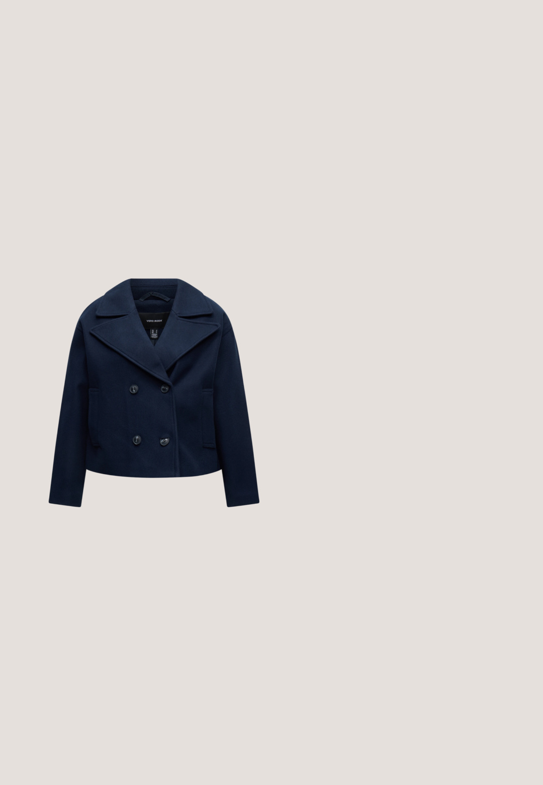 Marineblauwe cropped double-breasted jas met brede revers en lange mouwen, plat gepresenteerd op een witte achtergrond.; Lichtblauw, lang mouw ribbed top met een ronde halslijn en een aansluitend ontwerp. Zachte textuur met een subtiel patroon dat verticaal loopt.; Marineblauwe broek van zachte stof, met een wijde pijp en voorplooien, voorzien van een elastische tailleband voor comfort.; Marineblauwe leren platte schoen met puntige neus en een enkele dunne band over de wreef, zijaanzicht op witte achtergrond.; Blauwe leren handtas met lange handvatten en een rechthoekige bodem, tegen een effen witte achtergrond.; Zilveren ketting met een kleine hanger in de vorm van de letter "S" en een verstelbare sluiting aan het uiteinde.