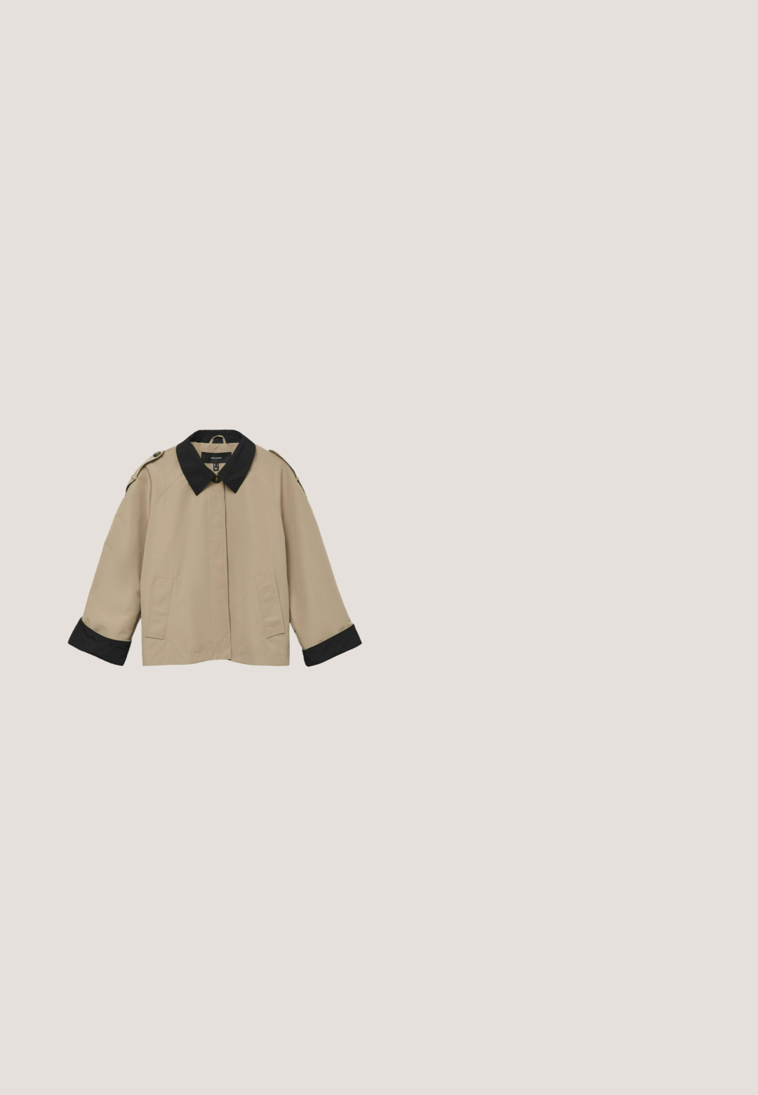 Chaqueta beige con cuello y puños negros, que presenta una cremallera frontal, dos bolsillos laterales y epaulettes en los hombros con botones.; Camiseta azul de manga corta, de corte holgado y cuello redondo, mostrada sobre fondo blanco liso.; Pantalones de pierna ancha beige con una textura suave, dos pliegues frontales, una cintura ajustada y sin bolsillos visibles ni detalles de hardware.; Zapato mocasín de ante marrón con detalle fruncido en la puntera, forma de punta redonda y cordón marrón. Ojales de metal y suela de goma plana.; Bolso de cuero texturizado verde oliva para llevar al hombro con correa ancha, combinado con un pequeño estuche beige y verde oliva con cremallera en la parte delantera.; Pulsera de puño abierta torcida de plata con un diseño suave y fluido parecido a una ola sobre un fondo blanco.