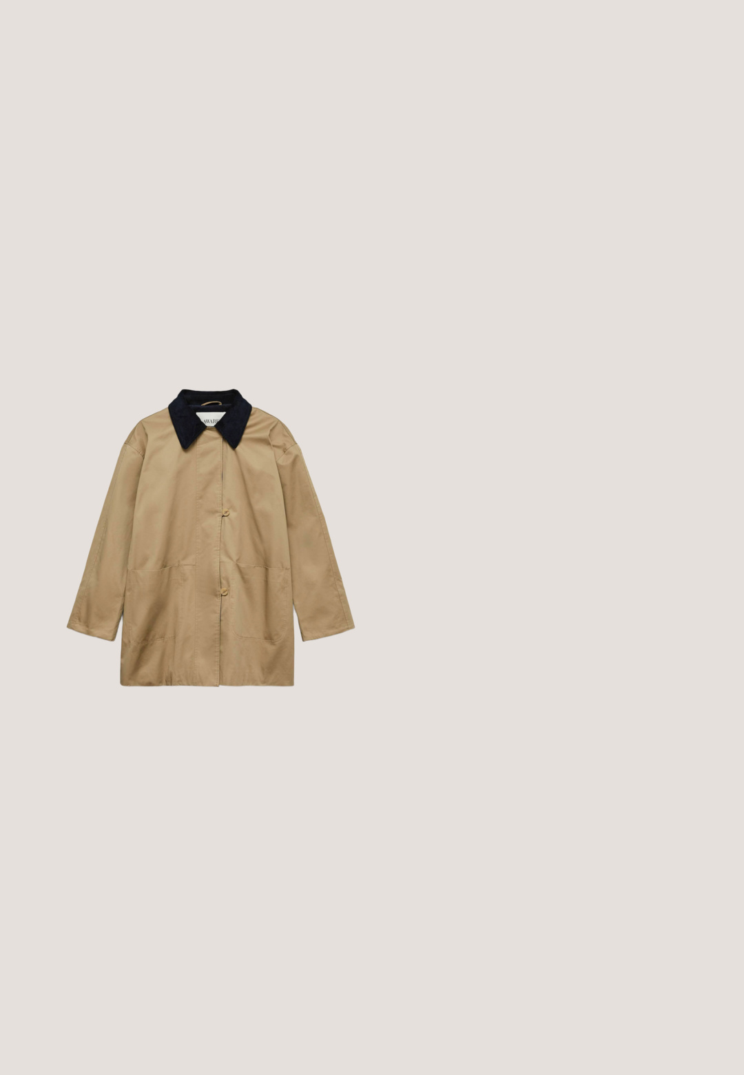Beige, lichtgewicht jas met een marineblauwe kraag, twee steekzakken aan de voorkant en knopen over het midden. Heeft een ontspannen pasvorm en een gladde textuur.; Korte mouw knoopshirt van crèmekleurige stof met geometrische bruine lijnpatronen, voorzien van een traditionele kraag en een rechte snit.; Tan leren kniehoge laarzen met een gladde textuur, ronde neus en blokhak. Bevat een achterste lipje om aan te trekken en stikdetails langs de zijkanten.; CHLOÉ CARLINA OVERSIZED RECTANGULAR METAL SUNGLASSES - Zonnebril - gold-coloured/grey; Beige leren totebag met een gestructureerde afwerking, voorzien van twee handvatten en een goudkleurige charme-detail. Simpel ontwerp met een open bovenkant.; Gouden open ovale verstelbare ring met een gladde, gepolijste afwerking op een witte achtergrond.