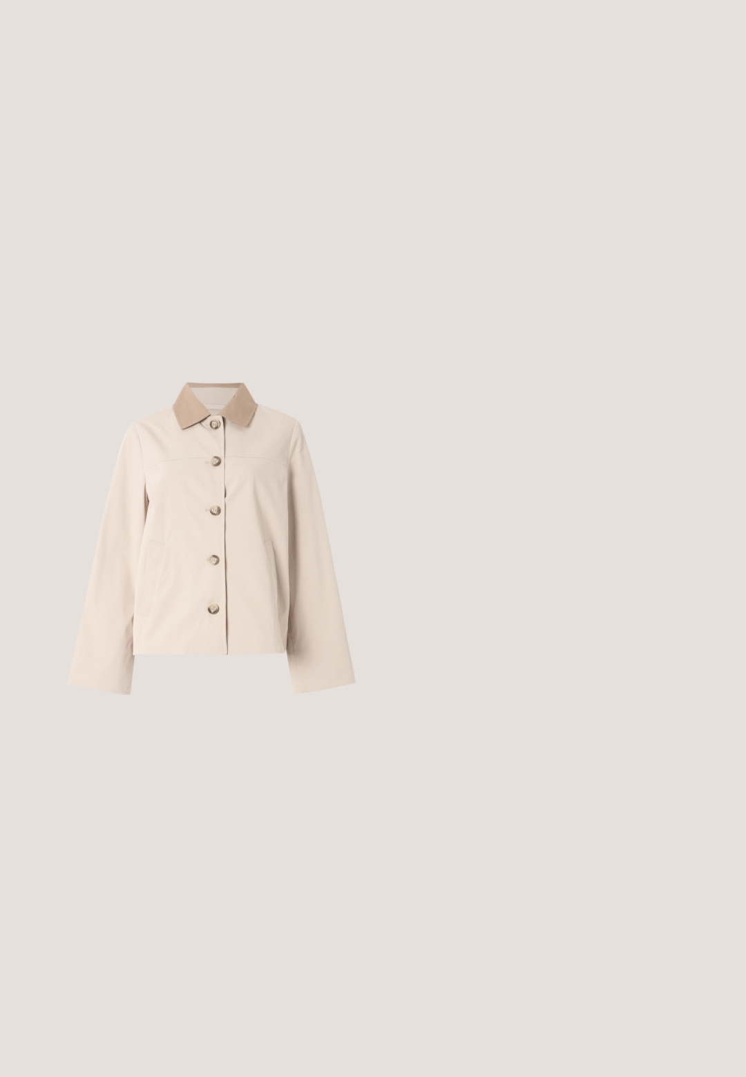 Veste beige à boutons avec manches longues et col marron clair contrastant, présentée sur un fond clair uni.; Blouse beige en satin à manches courtes avec des détails en dentelle aux épaules et à l'encolure, avec un col en V et une coupe décontractée.; Pantalon beige à coupe droite, avec deux plis devant, une braguette à boutons et une texture lisse. Aucune poche visible sur l'image.; Mocassins en textile beige avec un petit talon bloc, présentant un design cousu et un accent décoratif en métal doré sur le dessus.; Sac à bandoulière rectangulaire en cuir beige avec une fermeture éclair dorée, un petit logo doré, et une sangle noire réglable avec des fermoirs dorés.; Boucles d'oreilles pendantes en ton or avec un pendentif texturé en forme de losange et un accent carré lisse, suspendues à une chaîne à maillons.