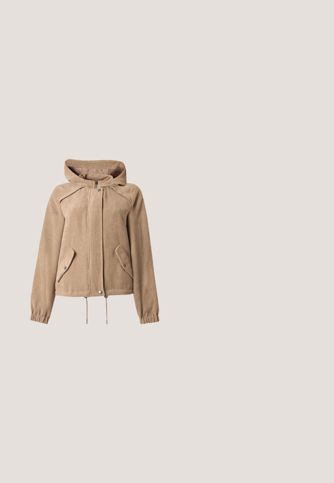 Chaqueta beige de pana con capucha, cremallera frontal, cierre de botones a presión, dos bolsillos con solapa en ángulo, dobladillo con cordón ajustable y puños elásticos.; Top de punto acanalado de manga corta con rayas horizontales negras y verde claro sobre fondo crema, cuello redondo.; Jeans de pierna ancha de color azul claro, elaborados en denim, con una cintura alta, ligero desvanecimiento y un diseño tradicional de cinco bolsillos con costuras en contraste.; Zapatillas deportivas beige con materiales de ante y malla, punta redondeada, diseño con cordones y suela de goma marrón. Presenta un detalle sutil del logo.; Bolso de mano de piel marrón texturizada con correa ajustable con hebilla, detalle de hebilla en el frente y pequeño colgante de llave dorada colgando en el lateral.; Pendientes dorados con formas de corazones entrelazados, texturas suaves y detalles mínimos. Diseño pequeño y delicado, adecuado para el uso diario.
