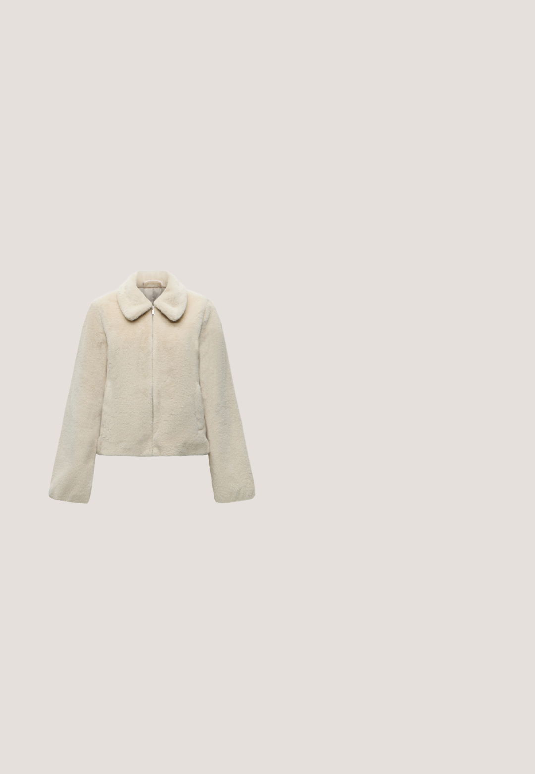 Veste en fausse fourrure couleur crème avec fermeture éclair devant et large col, présentée sur un fond gris clair.; Cardigan en tricot beige avec un col rond, des manches longues, une fermeture à boutons sur le devant et des poignets et un ourlet côtelés. Tissu doux et texturé.; Haut blanc à manches courtes en tricot côtelé avec bords festonnés aux manches et à l'ourlet, doté d'un col rond.; Pantalon beige à jambes larges avec taille élastique et cordon de serrage, ourlet droit, sans poches apparentes, présenté à plat sur un fond clair.; Baskets basses beiges avec semelle épaisse, bout perforé, col de talon rose et lacets brun foncé sur un fond gris clair uni.; Sac à main en cuir souple couleur crème avec dessus froncé et doubles poignées nouées sur fond blanc.