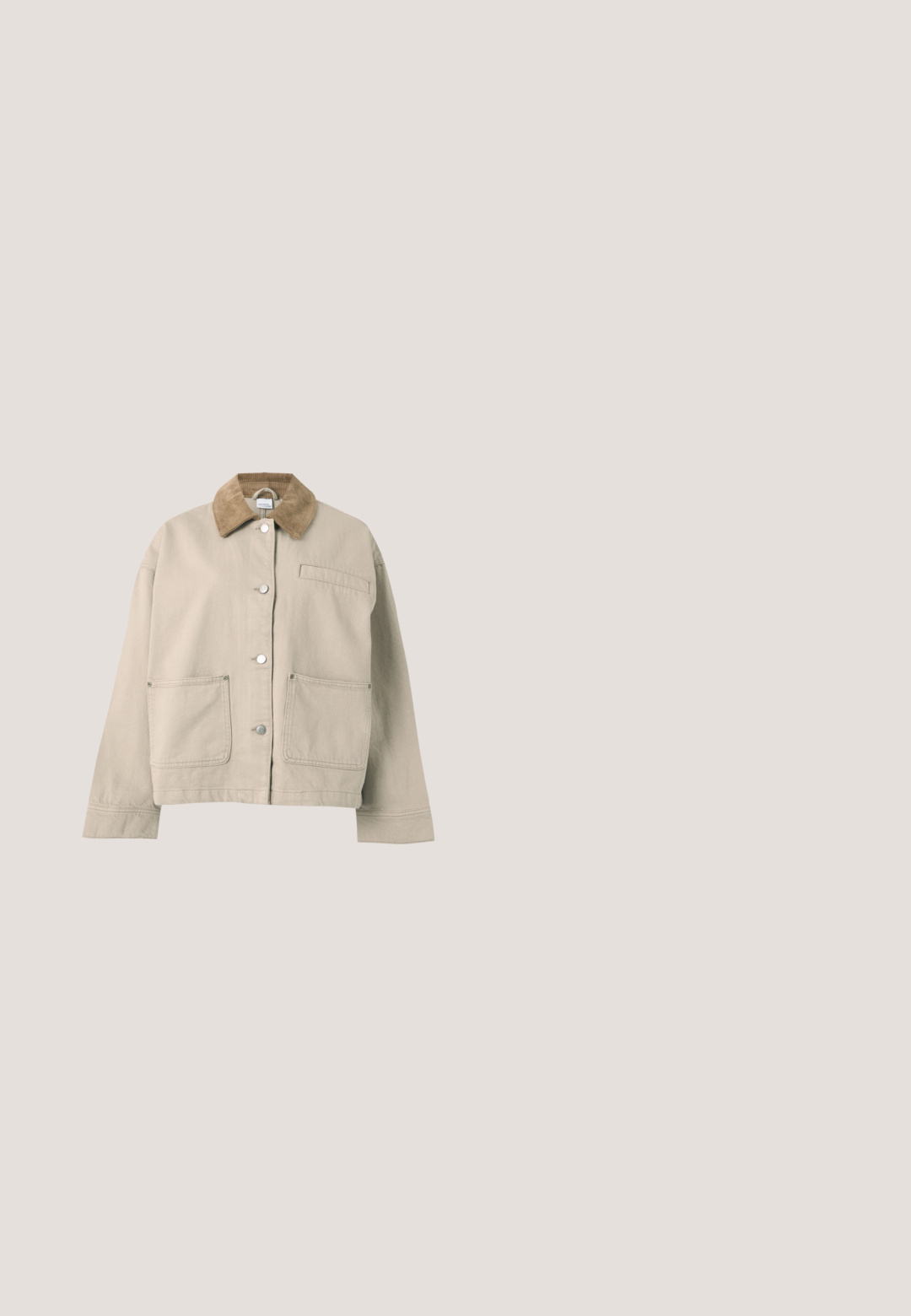 Beige jakke med knapper og brun fløjlsflip, to store forlommer, en brystlomme og lange ærmer, vist på en hvid baggrund.; Hvid strikket sweater med lange ærmer, rund halsudskæring og ribbet kant. Blød tekstur med en let fuzzy overflade. Ingen synlige mønstre.; Beige bukser med lige ben, knaplukning og bæltestropper, vist mod en ensfarvet lys baggrund.; Beige lavtoph sneakers med en blank finish, der har en tekstureret gummisål, rund tå og seks øje for snørebånd.; Brun skuldertaske i læder med en frontlomme med klap, der har en sydd sløjfedetalje, og en justerbar rem.; Guldfarvede hoops earrings med et glat, afrundet design og små lyserøde stenaccenter på siden. Fremstillet af metal, letvægt.