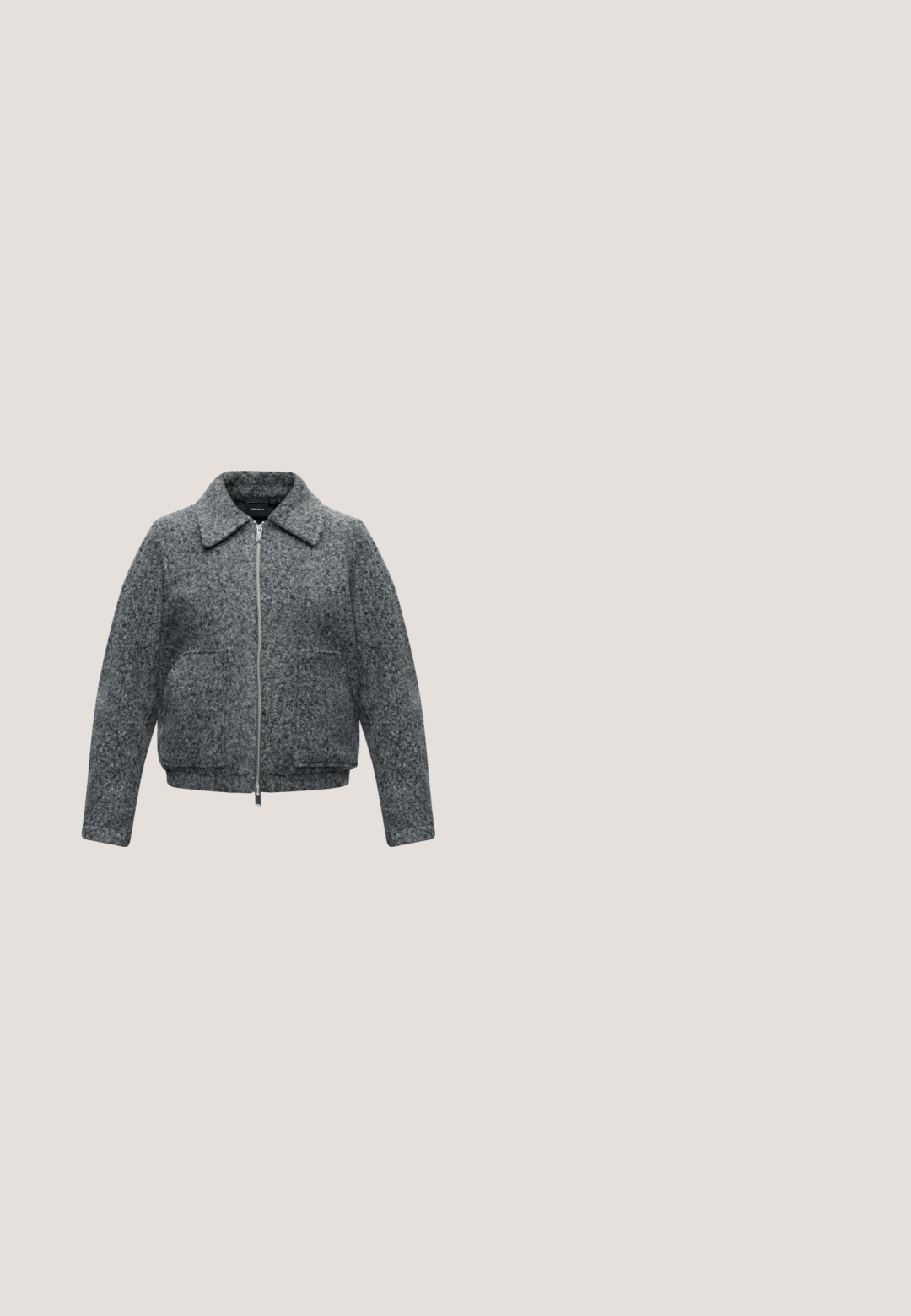 Chaqueta gris de mezcla de lana con cremallera completa en la parte delantera, dos bolsillos delanteros, mangas largas y un cuello ancho.; Jersey negro de manga corta con cuello redondo adornado con una sola fila de pequeñas embellishments florales blancas.; Pantalones de pierna ancha grises con una cintura plana, pliegues en la parte delantera y una textura suave, diseñados para la comodidad y la facilidad de movimiento.; Zapatos de plataforma de charol negro con tacón ancho, diseño recortado y dos hebillas plateadas a lo largo del empeine. Suela plana de goma.; Bolso de hombro rectangular negro con correas largas y delgadas y una textura lisa y brillante sobre un fondo liso.; Collar de cadena plateada con colgante en forma de letra mayúscula "A" y cierre ajustable sobre un fondo blanco liso.