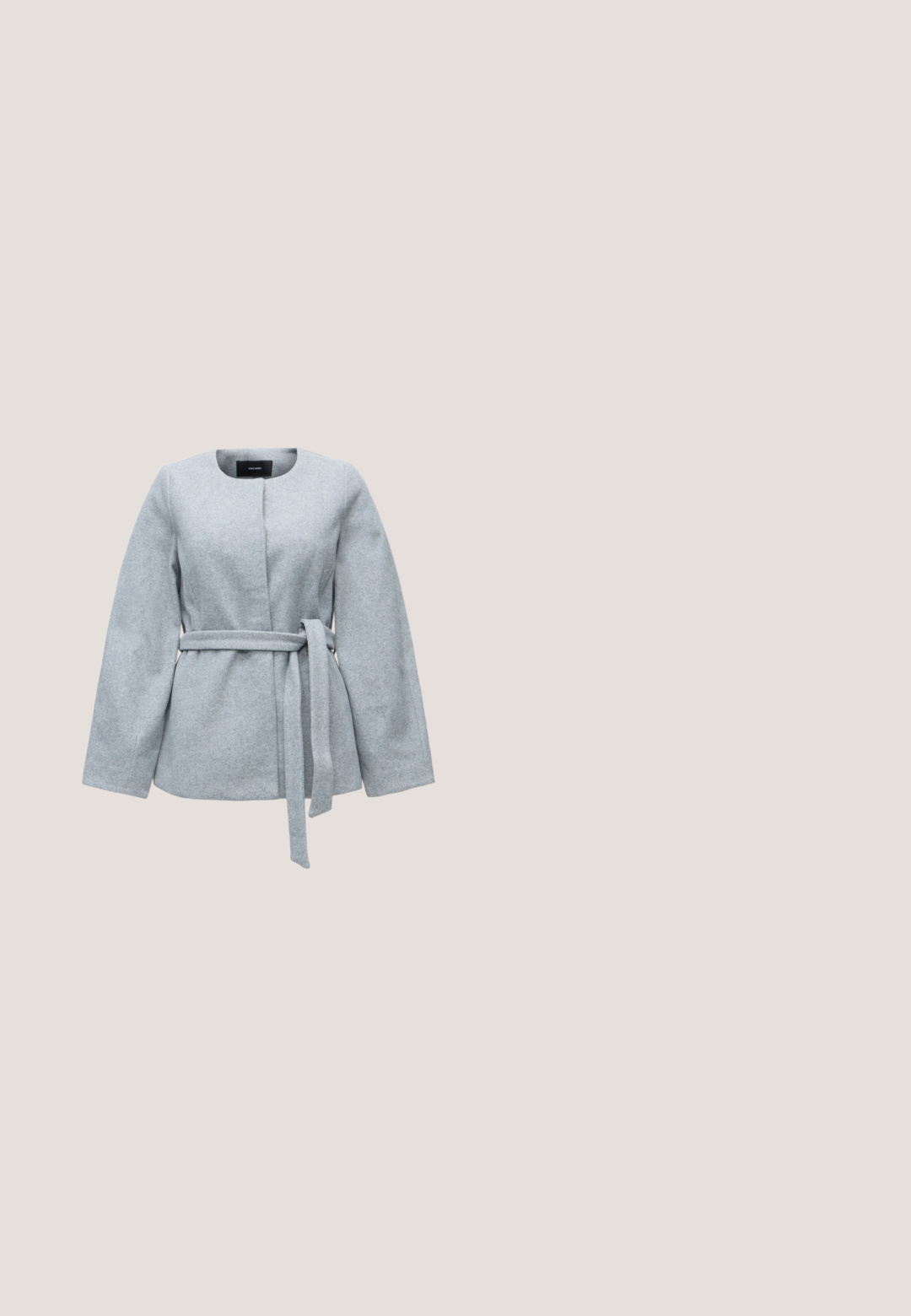 Lichtgrijze jas met lange mouwen, ronde halslijn, zonder knopen en met een zelfstrikceintuur in de taille, getoond op een effen achtergrond.; GAP THE BIG SHIRT - Overhemdblouse - black; Zwarte enkellange op maat gemaakte broek met riemlussen en zijzakken, met een rechte, licht taps toelopende pasvorm.; Zwarte leren Chelsea-boot met elastische zijkanten, ronde neus en een gestructureerde zwarte rubberen zool. Voorzien van een trekband voor eenvoudig aan- en uittrekken.; Zwart leren polstasje met afgeronde bodem en zilveren gesp op een effen witte achtergrond.; Zilveren oorbel met een gepolijste afwerking, met kleine gouden accentdetails en een ronde vorm, gedragen op de oorlel.