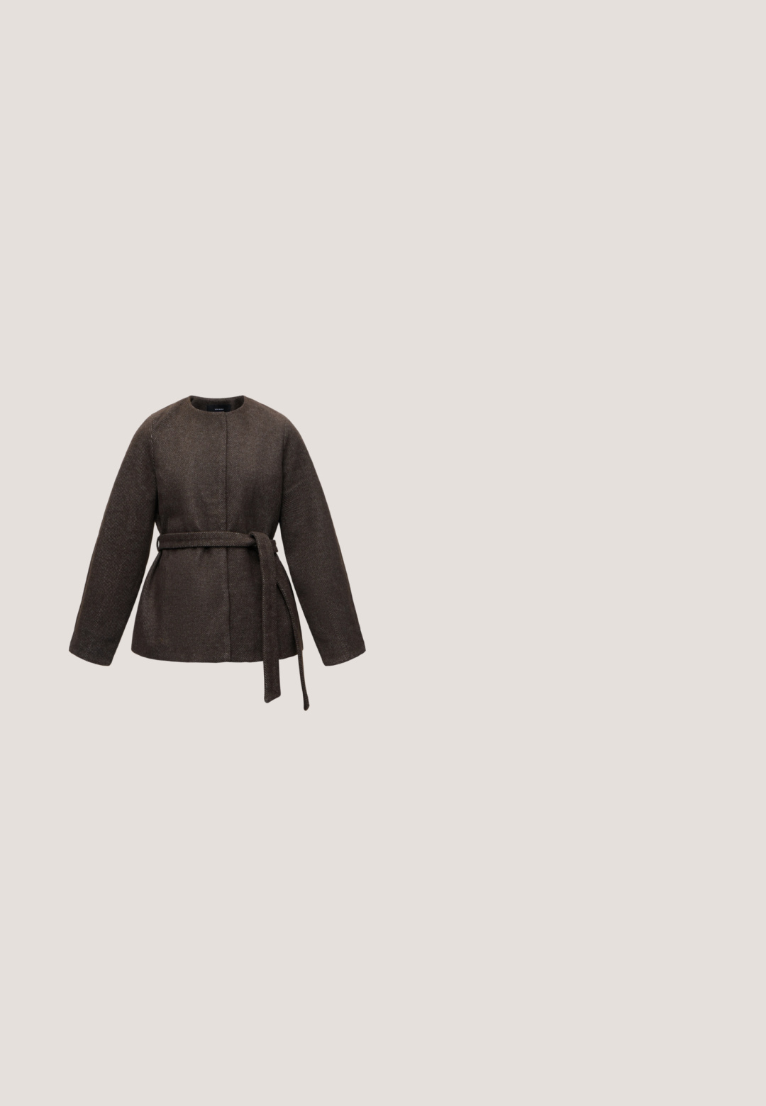 Donkerbruine lange mouwen jas met een ronde halslijn en een bijpassende stoffen riem gestrikt in de taille op een effen lichte achtergrond.; Bordeaux katoenen t-shirt met korte mouwen, een ronde hals en een relaxte pasvorm. Heeft een effen oppervlak zonder patronen of accenten.; Taupe knielange suède rok met een rechte pasvorm en een verborgen naad aan de voorkant, tegen een effen achtergrond.; Bruine leren enkellaars met een spitse neus en een slanke stilettohak. Heeft een soepele textuur en gestikte details rond de opening.; Donkerbruine leren schoudertas met een gebogen vorm, gladde textuur en een enkele verstelbare strap. Voorzien van een ritsluiting.; Donkerpaarse hars oorbellen in de vorm van halve manen, met zilverkleurige metalen accenten en transparante plastic achterkanten voor een stevige bevestiging.