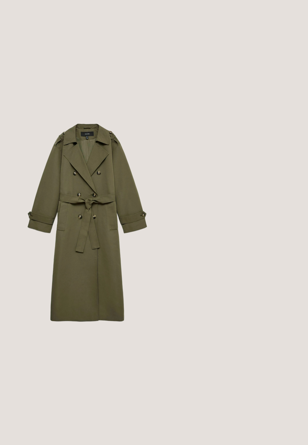 Lang olivengrøn dobbeltradet trenchcoat med brede revers, manchetter med knapper, skulderstropper, sidelommer og et bundet taljebælte.; Sweater i sennepsgul, lavet af blødt stof. Har en ribbet rund halsudskæring og lange ærmer med en normal pasform og en lige kant.; Vide ben olivengrønne bukser med forreste læg, sidelommer og et brunt bælte med en sølvspænde.; Bronzefarvet metallic lavtop sneaker med tyk polstret krave, snor snørrebånd, syninger med detaljer og tekstureret brun gummisål.; Rektangulære solbriller med mørkebrune tonede linser og tynd stel i skildpaddeprint, vist forfra på en hvid baggrund.; Blød, mørkebrun ruskind hobo-taske med en bred enkelt strop og rundet bund på hvid baggrund.