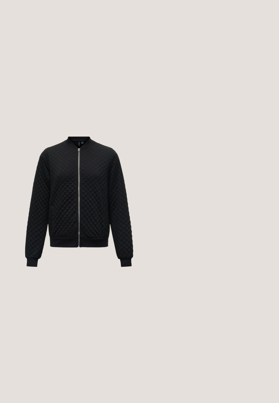 Chaqueta bomber acolchada negra con cremallera frontal completa, cuello, puños y dobladillo acanalados, mostrada sobre un fondo claro.; Camiseta negra de manga corta hecha de una tela suave, con un cuello redondo y un corte relajado, con dobladillo cosido y sin patrones visibles.; Pantalones deportivos negros de pierna ancha con cinturilla elástica y cordón. Confeccionados en tela suave, con costuras frontales para mayor detalle.; Zapatilla de deporte negra y blanca con cordones, patrón de rayas de cebra y suela negra texturizada sobre un fondo claro y liso.; Bolso tote de cuero negro con doble asa y costuras en contraste blancas, con una forma ancha y estructurada y detalles de costuras centrales.; Pendientes de aro plateados adornados con brillantes cristales transparentes, presentando una superficie texturizada y una forma circular suave con un cierre seguro.