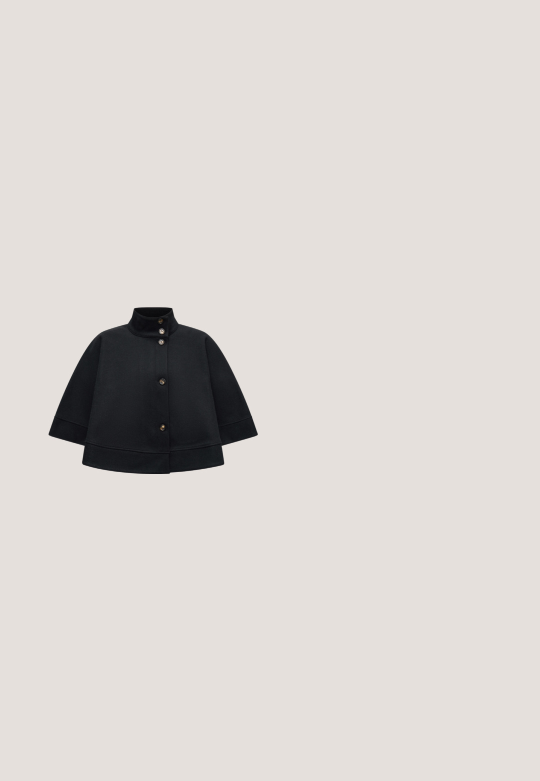 Cape courte en laine noire avec col haut et cinq boutons visibles sur le devant, manches larges et détails simples à l'ourlet.; Robe sans manches en tissu bleu marine avec un motif en zigzag crème, dotée d'un col rond et d'une fermeture éclair au dos. Silhouette en A.; Escarpin en cuir noir avec un bout pointu, un talon bloc arrondi orné d'accent doré et une texture lisse. Intérieur doublé. Design simple.; Lunettes de soleil noires œil de chat avec des verres foncés, accents de logo doré à l'avant et sur les branches, présentées sur une surface blanche.; Sac fourre-tout en daim noir avec deux poignées supérieures, une bandoulière amovible et deux breloques décoratives attachées à une poignée.; Boucles d'oreilles créoles en tons or et argent avec des maillons circulaires entrelacés et une finition polie. Design compact avec une texture lisse.