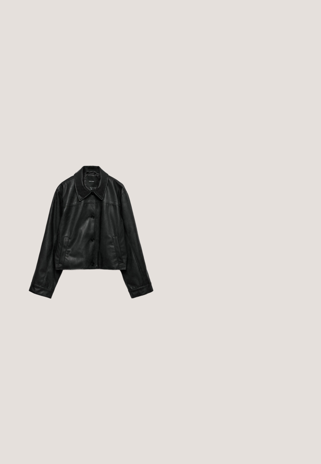 Veste noire en faux cuir à boutons, manches longues, col classique et poches latérales, étalée à plat sur un fond blanc.; T-shirt blanc à manches courtes avec un col rond et un motif intégral de petits pois noirs espacés de façon régulière.; Jupe midi plissée noire en tissu lisse. Elle présente une taille haute et une silhouette fluide avec des plissés soigneusement cousus.; Chaussure à talon haut slingback marron à pois blancs, bout pointu, petit nœud et talon stiletto noir sur fond uni.; Petit sac à main noir brillant avec deux longues anses et des détails à cordon sur les côtés sur un fond clair uni.; Boucles d'oreilles en forme de cœur noir fabriquées en fil de métal, avec un accent en spirale au sommet de chaque cœur, une texture lisse et un design minimaliste.