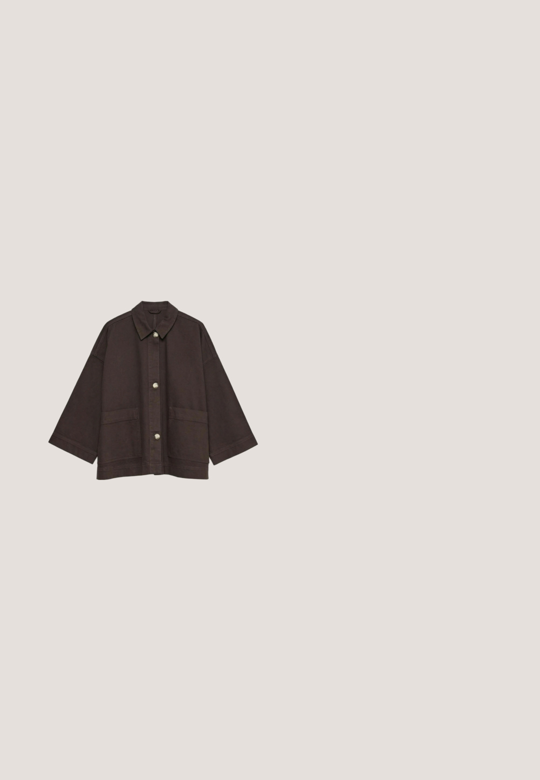 Mørkebrun oversized jakke med brede ærmer, knaplukning, to forlommer og en klassisk krave på hvid baggrund.; Mørkebrun, fuzzy cardigan med lange ærmer, V-hals og fire beige knapper foran.; Brun langærmet skjorte med hvide og lyseblå vandrette striber og rund halsudskæring, vist på en hvid baggrund.; Mørkebrune jeans med vide ben og høj talje, frontknap og lynlås, fem lommer samt et lille brunt læderlogo på linningen.; Brune ruskinds sneakers med hvide læderstriber, gummisål, rund tå og snørebåndsfront. Har et logo på tungen og perforerede detaljer.; Lille mørkebrun håndtaske i laklæder med to forlommer med klap og dobbelte skulderremme, stående på en hvid overflade.
