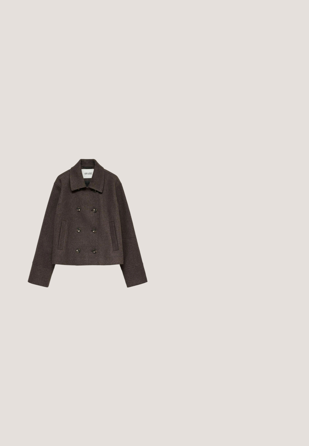 Veste en laine marron foncé à double boutonnage avec col large, manches longues, poches latérales et six boutons noirs, étiquetée "AWARE."; Haut à manches longues en maille côtelée marron foncé avec un col et une légère ouverture en V, posé à plat sur un fond clair.; Pantalon noir à jambes larges taille haute, avec des plis sur le devant, une fermeture par bouton et des poches latérales. Confectionné dans un tissu lisse et léger.; Botte en cuir marron, montant jusqu'au genou, avec un bout pointu et un talon bloc, présentant une texture lisse et un design élégant. Broderies accentuées au niveau de la cheville.; Lunettes rectangulaires en écaille de tortue brune avec des verres transparents et des branches épurées, présentant une texture lisse et un design minimaliste.; Sac à main en cuir violet foncé avec un design structuré, deux poignées, des accessoires dorés, un rabat plat avec un fermoir et un détail porte-clés.