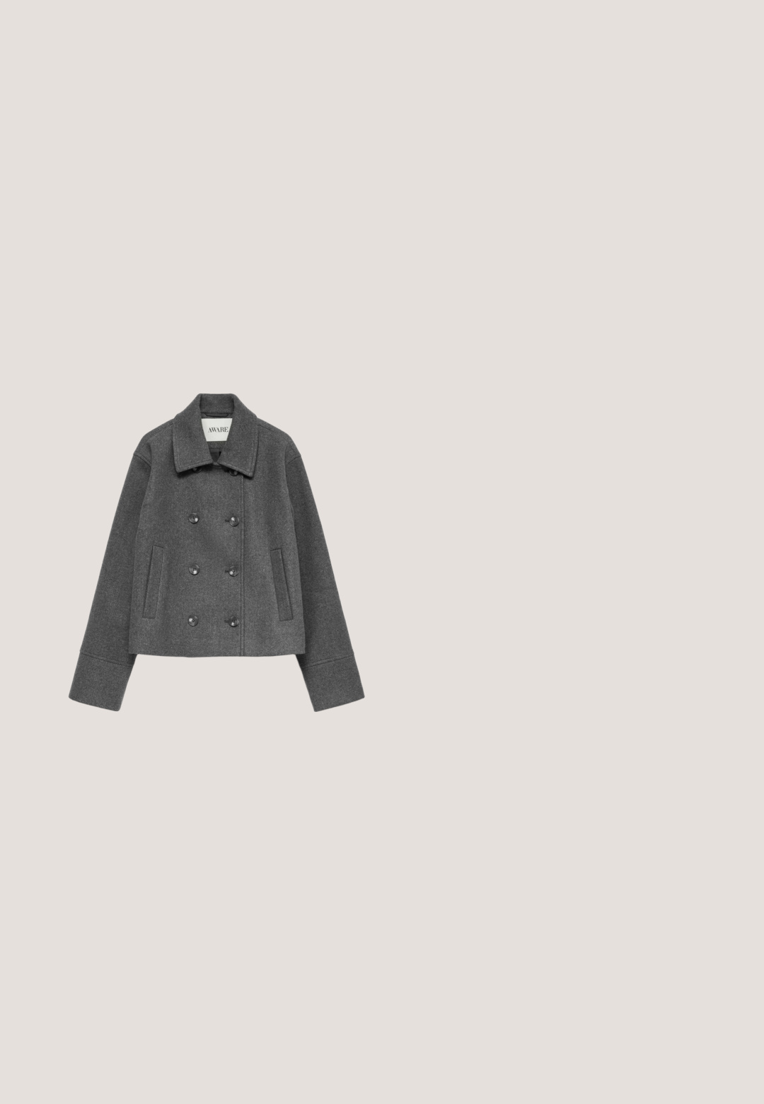 Manteau en laine gris foncé croisé avec col large, six boutons noirs, manches longues et deux poches latérales verticales.; Cardigan tricoté gris avec un col rond et des manches longues, ornée de boutons noirs sur le devant et d'un design court. Texture douce.; T-shirt gris clair à manches courtes avec un col rond et des coutures d’épaule légèrement allongées, posé à plat sur un fond blanc.; Pantalons à jambes larges en tissu gris avec un motif subtil. Dotés de plis avant et d'une taille standard.; Baskets argentées profil bas avec des rayures noires, languette blanche au talon, lacets blancs et semelle en caoutchouc naturel sur fond blanc.; Sac cabas gris avec double poignée et bandoulière amovible, fermeture zippée en haut et ferrures dorées.