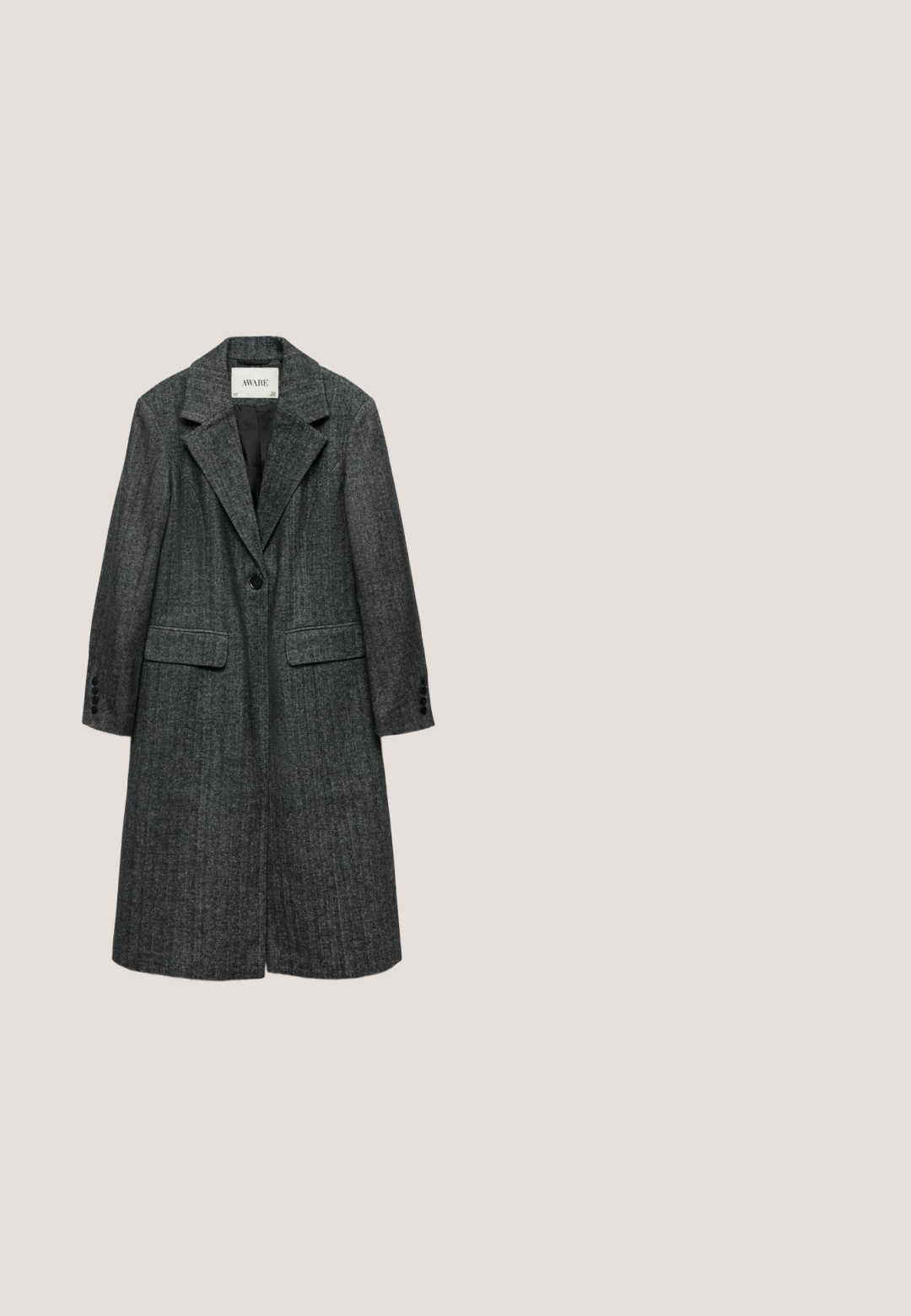 Lang mørkegrå uldfrakke med hakkrave, enkelt sort knaplukning, to frontlommer med klap og sort inderfoer.; Grå, fuzzy cardigan med høj krave, der har knaplukning foran og lange ærmer. Lavet af blødt materiale med en tekstureret overflade.; Ensfarvet lysegrå tætsiddende dames top med rund halsudskæring, lavet af blødt stof, vist på en hvid baggrund.; Grå teksturerede bukser med bred benvidde og et subtilt mønster, der har en mid-rise talje og sidelommer.; Brune ruskindede ankelstøvler med en kunstpelsmanchet, rundet tå og flad gummisål. Dekorative syninger løber langs siderne.; Brun rektangulær håndtaske i læder med to håndtag, to lodrette lynlåslommer foran og en aftagelig skulderrem.