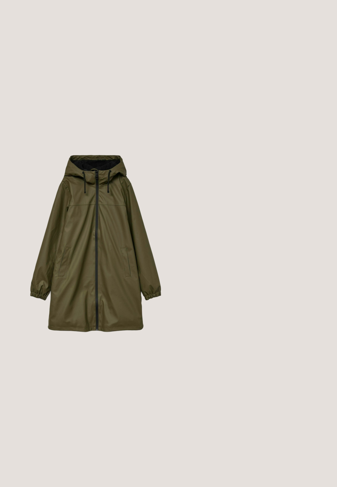 Olijfgroene regenjas met capuchon, ritssluiting en twee zijzakken. Gemaakt van glad, waterafstotend materiaal; voorzien van elastische manchetten.; Zwart, geribd zwangerschapsshirt met lange mouwen, ronde halslijn en knoopsluiting aan de voorkant, licht gebogen zoom.; Zwarte zwangerschapsleggings met voorpanelen van kunstleer en rekbare stof over de buik voor comfort en ondersteuning tijdens de zwangerschap.; Bruine leren enkellaarsjes met een rubberen zool, zachte voering en elastische zij-inserts. Heeft een lage blokhak en een gladde structuur.; Zwarte leren schoudertas van Guess met goudkleurige horsebit-sluiting en verstelbare band op een witte achtergrond.; Gouden oorbellen in de vorm van harten, met afwisselend baguette-slepen heldere stenen. Twee harten in graduele maten met een gepolijste afwerking.