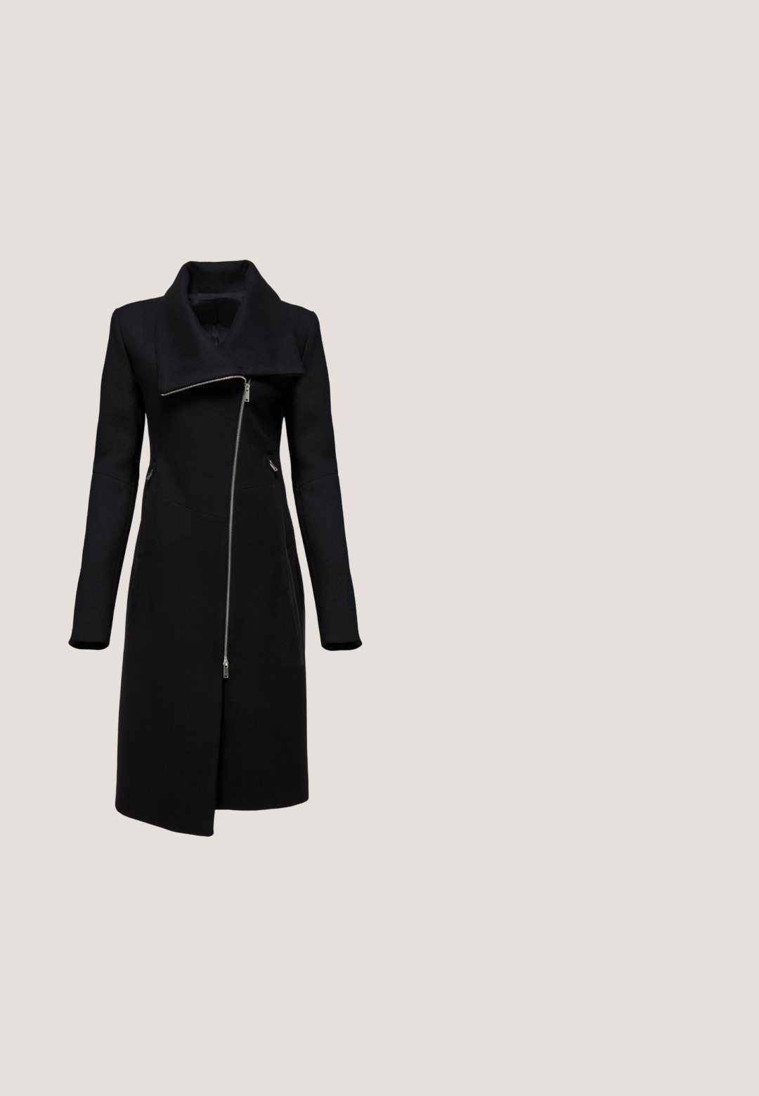 Manteau noir avec un col haut et une fermeture éclair asymétrique. Présente des manches longues, des poches latérales et une silhouette droite. Fabriqué à partir d'un matériau texturé.; Bodysuit noir à épaule unique en tissu extensible, doté d'une manche longue d'un côté, d'ouvertures de jambe à taille haute et d'une silhouette ajustée.; Pantalon noir taille haute à jambes larges avec des plis à l'avant, une fermeture par bouton à la taille et une finition en tissu lisse.; Bottine en cuir noir avec semelle plateforme épaisse et talon haut large évasé, texture lisse et petit logo près du bord supérieur.; Sac à main synthétique noir avec une forme courbée, une bandoulière réglable et des boucles décoratives en métal. Présente une texture lisse et brillante.; Bague en argent poli avec un large anneau torsadé créant une surface lisse et réfléchissante.