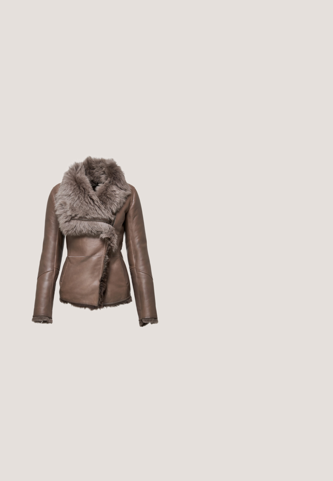 Braune Lederjacke mit einem Kunstfellkragen, asymmetrischem Vorderverschluss und strukturierten Details an den Manschetten und dem Saum.; Braunes Langarmoberteil mit drapierter Ausschnitt, glatter Stoff und taillierter Silhouette. Keine sichtbaren Muster oder Akzente.; Braune Weitbein-Hosen mit Wickeldesign, aus einem glatten, leichten Stoff gefertigt. Mit einem gefältelten Bund und einer fließenden Silhouette.; Dunkelbrauner Veloursleder-Stiletto mit spitz zulaufender Vorderkappe und schlankem schwarzem Absatz, seitlich auf weißem Hintergrund dargestellt.; Rechteckige Schildkrötensonnenbrille mit dunklen Gläsern und goldenem GG-Logo an den Bügeln, die auf einer weißen Oberfläche liegt.; Weiche, dunkelbraune Lederzugbeuteltasche mit goldfarbenen Verschlussdetails und schmalen Schulterriemen, mit der Marke „Liu Jo“ in kleinen goldfarbenen Buchstaben.