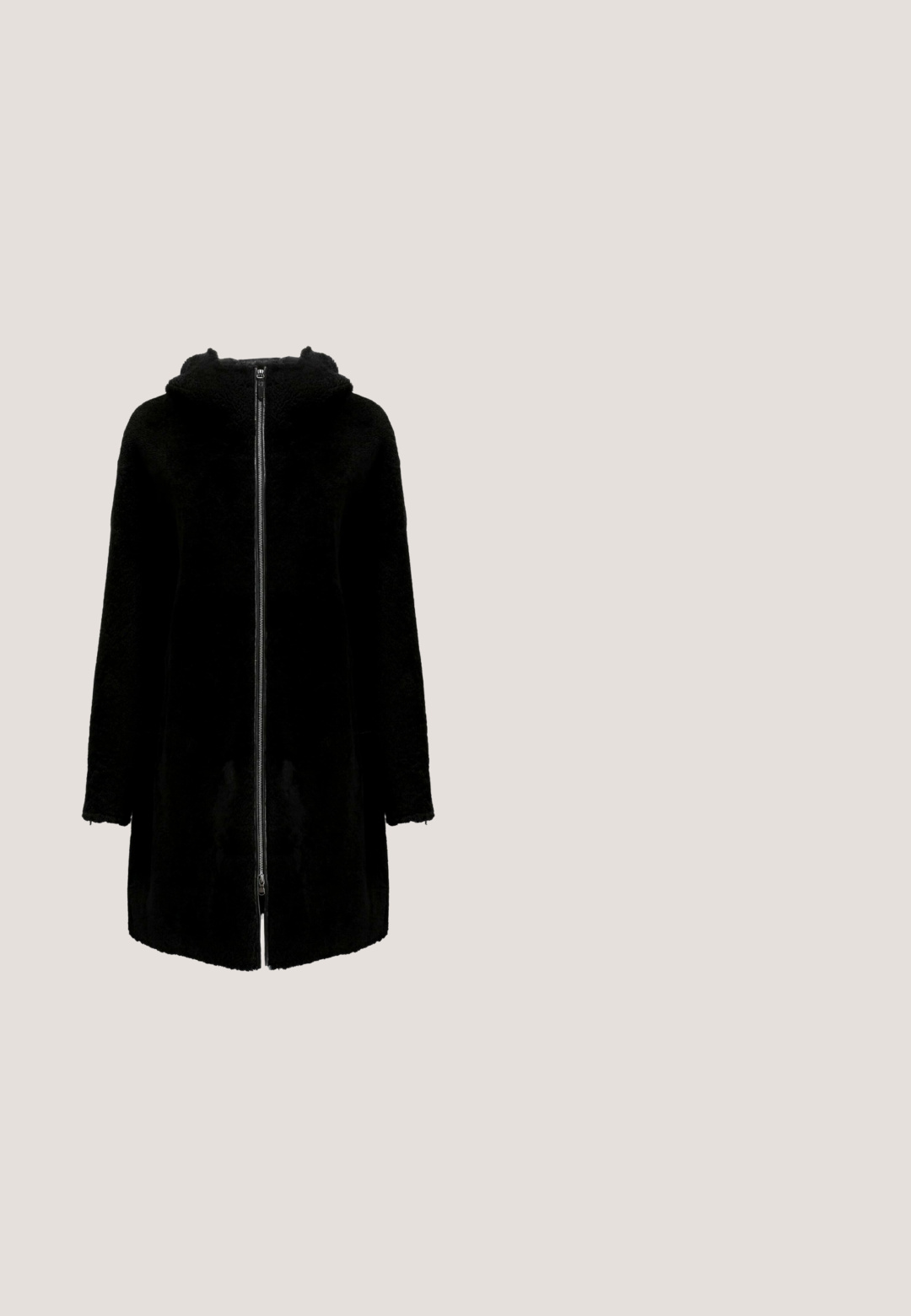Schwarzer Fleece-Mantel mit Reißverschluss, Kapuze und langen Ärmeln. Er hat eine weiche Textur und einen Übergrößenschnitt mit geradem Saum.; Schwarze Strickjacke mit strukturiertem Finish, mit weißem Saum, runder Ausschnitt und Knöpfen an der Vorderseite. Lange, luftige Ärmel.; Schwarzer Rollkragenpullover mit langen Ärmeln, gerippter Textur, taillierter Passform und hohem Kragen. Hergestellt aus einem weichen, dehnbaren Stoff.; Schwarze Hose mit weitem Bein, elastischem Bund und vorderem Kordelverschluss, vor einem einfarbigen weißen Hintergrund gezeigt.; Schwarze Plateau-Hausschuhe mit zwei weißen Fleece-Riemen und weißem Fleecefutter, seitlich auf weißem Hintergrund gesehen.; Schwarze rechteckige Umhängetasche mit weichem Pelzbesatz, einem runden Pelz-Schlüsselanhänger und einem kleinen metallischen Markenlabel vorne in der Mitte.