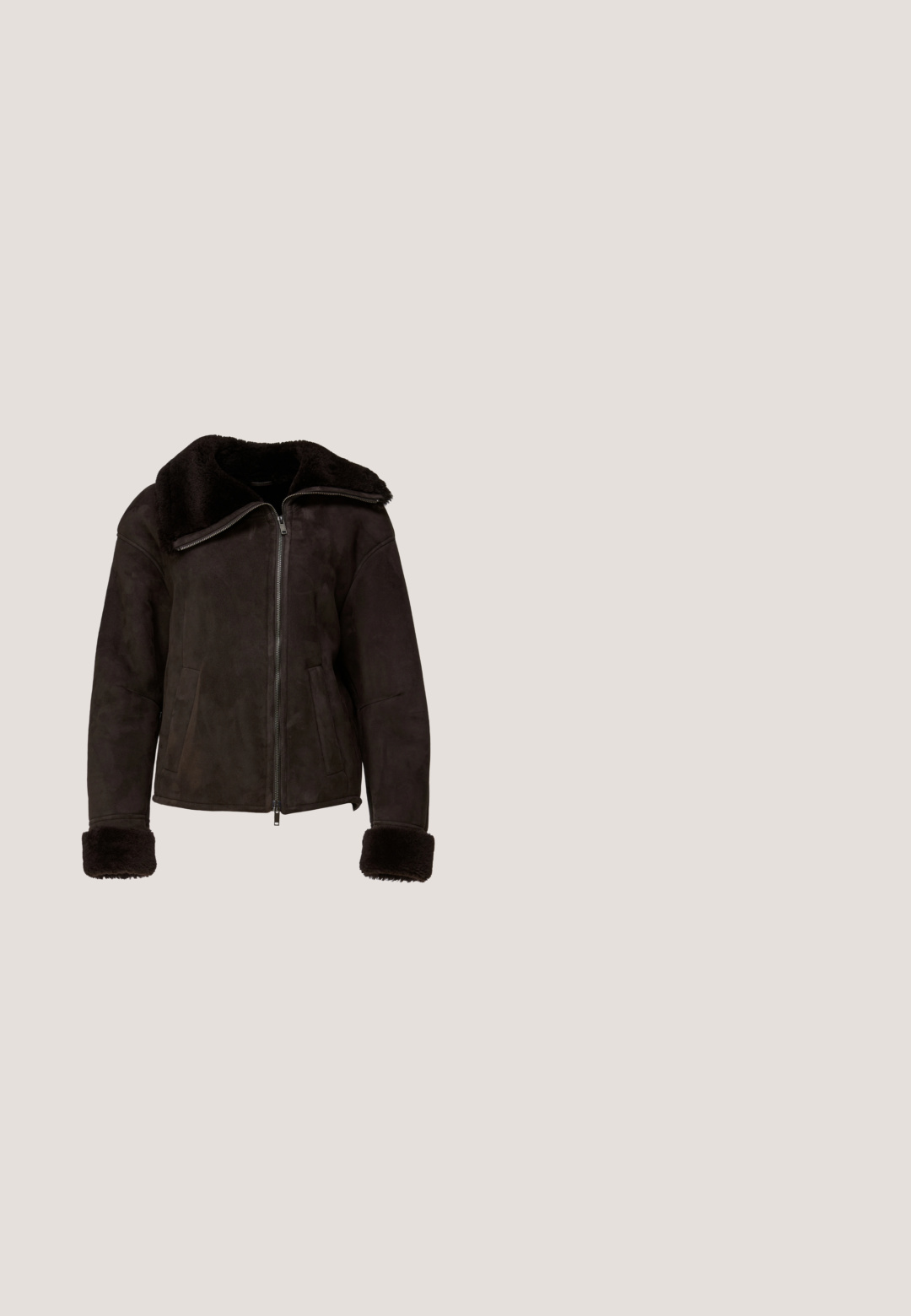 Schwarze Wildlederjacke mit durchgehendem Reißverschluss, großem, pelzgefüttertem Kragen und passenden Pelzbündchen. Verfügt über Seitentaschen und ein kastiges Design.; Hellblaues Strickoberteil mit runder Ausschnitt, langen Ärmeln und gerippten Bündchen sowie Saum. Weiche Textur mit einem leicht helleren Farbton durchgehend.; Hellblaue Skinny-Jeans mit vorderem Knopf, Reißverschluss und Fünf-Taschen-Design auf weißem Hintergrund.; Beige Wildlederstiefel mit einem Kunstfellkragen, goldenen Ösen und einer kontrastierenden Gummisohle. Mit einem Logo an der Seite und strukturiertem Profil.; Runde Sonnenbrille mit Schildpatt-Muster, braunen Verlaufsgläsern und dünnen Bügeln, leicht nach rechts geneigt auf weißem Hintergrund.; Olivgrüne Tragetasche aus strukturiertem Leder, mit langen Griffen und einem einfachen, schlichten Design. Keine sichtbaren Hardwareelemente oder Akzente.