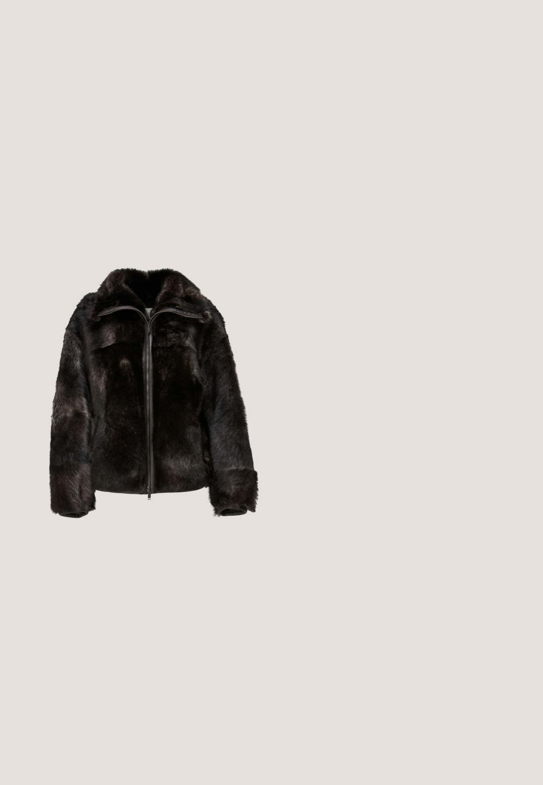Jakke af kunstpels i mørkebrun med høj krave, lynlåslukning og brede ærmer. Har en blød, tekstureret overflade med et slankt design.; Sort, langærmet ribstrikket top med rund halsudskæring, pyntet med lodrette rækker af små runde sølvnitter foran.; Sorte læderbukser med slim fit, flad talje og udskæring i bunden. Glat tekstur og minimalistisk design uden synligt hardware.; Sorte læder ankelstøvler med spidse tæer, dekoreret med sølv nitter og stjernedesign, med en mellem høj hæl og lynlås i siden.; Desigual MARÍA ESCOTÉ - Håndtasker - black; Sølv øreringe i øreringeform med ordet "Perfekt" stavet med rhinsten inde i hver ørering på en hvid baggrund.