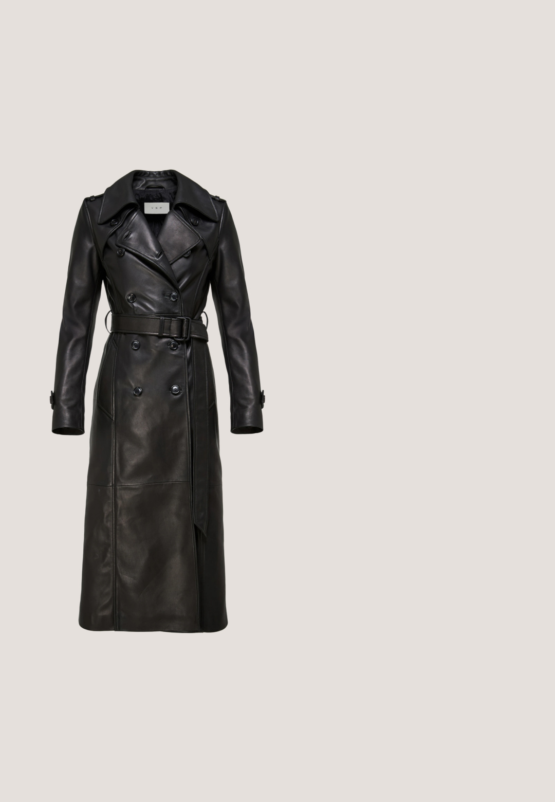 Lange zwarte leren tweeknoops trenchcoat met brede revers, ceintuur in de taille, geruite manchetten en schouderepauletten.; Zwarte kanten jurk tot op de knie met hoge hals, lange doorschijnende mouwen en gelaagde ruches over het lichaam en de armen.; Zwarte leren kniehoog laars met vetersluiting aan de voorkant, zilveren oogjes en een bucklet aan de zijkant. Heeft een gestructureerde afwerking en een gestapelde hak.; Zwarte leren handschoenen met een gladde textuur, voorzien van gestikte accenten en een flexibele pasvorm voor gemakkelijk bewegen.; Ovale broche met een goudkleurige geribbelde rand, voorzien van een florale afbeelding van roze rozen op een lichte achtergrond. Gladde textuur en gedetailleerde graphics.; Zwarte leren riem met een brede band en een grote onregelmatige koperen metalen gesp.