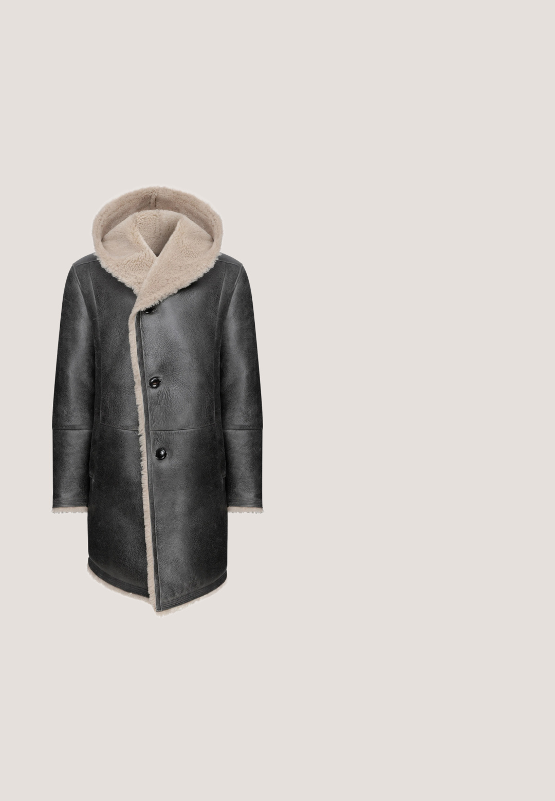 Sort læderfrakke med en beige shearling-foret hætte og indvendig foring. Har tre store sorte knapper og to frontlommer med rå kanter.; Bordeaux turtleneck sweater i blødt strikket stof, med lange ærmer, tætsiddende pasform og ribbet manchetter og kant. Glat tekstur, minimalistisk design.; Rød og hvid ternet skjorte lavet af blødt stof, med knaplukning fortil, to brystlommer, spids yoke og lange ærmer.; Blå straight-leg denim jeans med frontknap og lynlåslukning, fem-lomme design og subtilt falmede områder på lår og knæ.; Navy blå ruskinds-sneakers med hvid gummisål, rund tå og kontrasterende hæltab; har tonede snørebånd og en logodetalje på siden.; Sort lædermappe med dobbelte håndtag, rektangulær form og sølvfarvede lynlås træk, med en lille præget logo i midten.