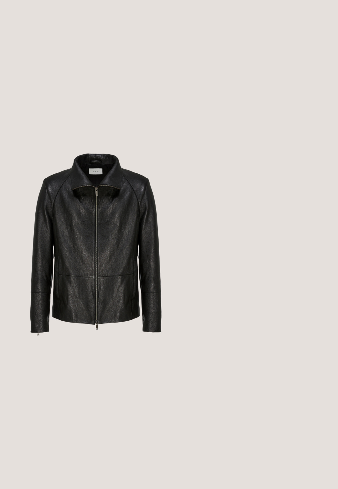 Zwarte leren jas met rits aan de voorkant, een puntige kraag en lange mouwen. Voorzien van twee voorzakken en een gestructureerde afwerking.; Zwart T-shirt met korte mouwen, opgerolde manchetten en een asymmetrische, puntige zoom aan de voorkant.; Zwarte cargobroek van duurzaam materiaal. Beschikt over meerdere zijzakken, een knoopsluiting en een taps toelopend ontwerp. Vlakke voorkant, geen patronen.; Zwarte leren enkellaarsjes met dikke rubberen zolen, ronde neus en vetersluiting. Voorzien van een treklus en gestructureerde details aan de zijkanten.; Zilveren kettingarmband met een ontwerp van dikke schakels, voorzien van een langwerpige ovale sluiting en een kleine paarse accentsteen.; Zwarte leren riem met een glanzende metalen gesp en een bevestigd zilveren kettingdetail, met een gladde textuur en verstelbare maatgaten.
