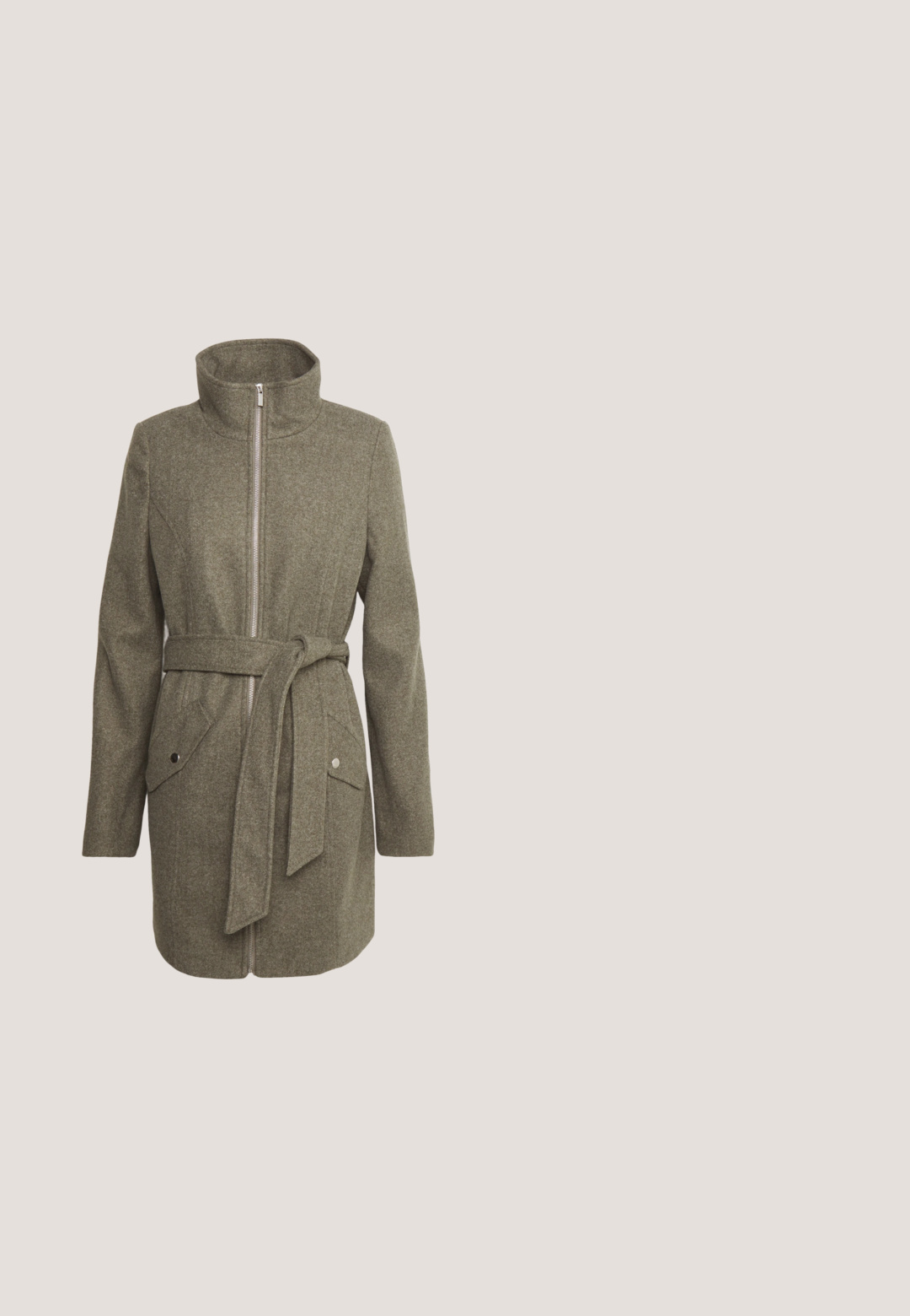 Vero Moda Tall VMPOPALLY ZIP JACKET - Krátky kabát - peat melange; Čierny top s dlhým rukávom vyrobený z rebrovanej tkaniny. Má okrúhly výstrih a priliehavý strih. Bez vzorov a ozdôb. Jednoduchý dizajn.; ONLY Tall ONLMILA PANT  - Nohavice - black; Čierne členkové topánky vyrobené z hladkej kože s elastickými bočnými panelmi, textúrovanou gumovou podrážkou a kontrastným prešívaním po okraji.; Čierne slnečné okuliare v štýle mačacích očí s matným povrchom, so šedými tónovanými sklami, ostrými hranami a elegantnými bokovými ramenami. Názov značky je viditeľný na vnútornom ramene.; Pár lesklých strieborných kruhových náušníc s hladkým, mierne zakriveným povrchom a motýlikovým zapínaním, zobrazených na bielom pozadí.