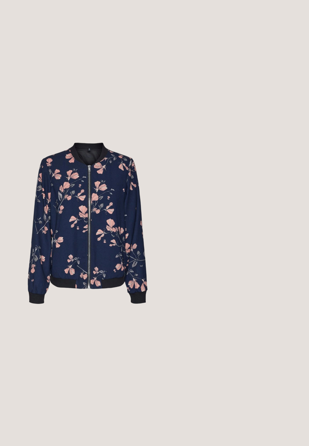 Blumen-Bomberjacke mit marinefarbenem Hintergrund, die pinke Blumenmuster, einen Reißverschluss vorne sowie gerippte Bündchen und Saum aufweist. Weicher Stoff.; Weißes Baumwoll-T-Shirt mit kurzen Ärmeln, Rundhalsausschnitt und geradem Schnitt. Weiche Textur ohne sichtbare Logos oder Muster.; Blaue Skinny-Jeans mit Vorder- taschen, Gürtelschlaufen, Knopfverschluss und leichter Verblassung an Oberschenkeln und Knien.; Schwarze Leder-Slingback-Pumps mit spitzem Zehenbereich, dünnen Knöchelriemen, goldfarbenen Hardware-Akzenten und einem schmalen Absatz. Glatte Textur und minimalistisches Design.; Dunkelrote gewebte Ledertasche mit gebogenem Griff, weißem Besatz, silbernem Reißverschluss und abnehmbarem breitem Stoff-Schulterriemen vor einfarbigem Hintergrund.; Zwei silberne Halsketten auf weißem Hintergrund, eine mit Tropfen-förmigem Kristallanhänger, die andere mit ovalen Kristallgliedern.