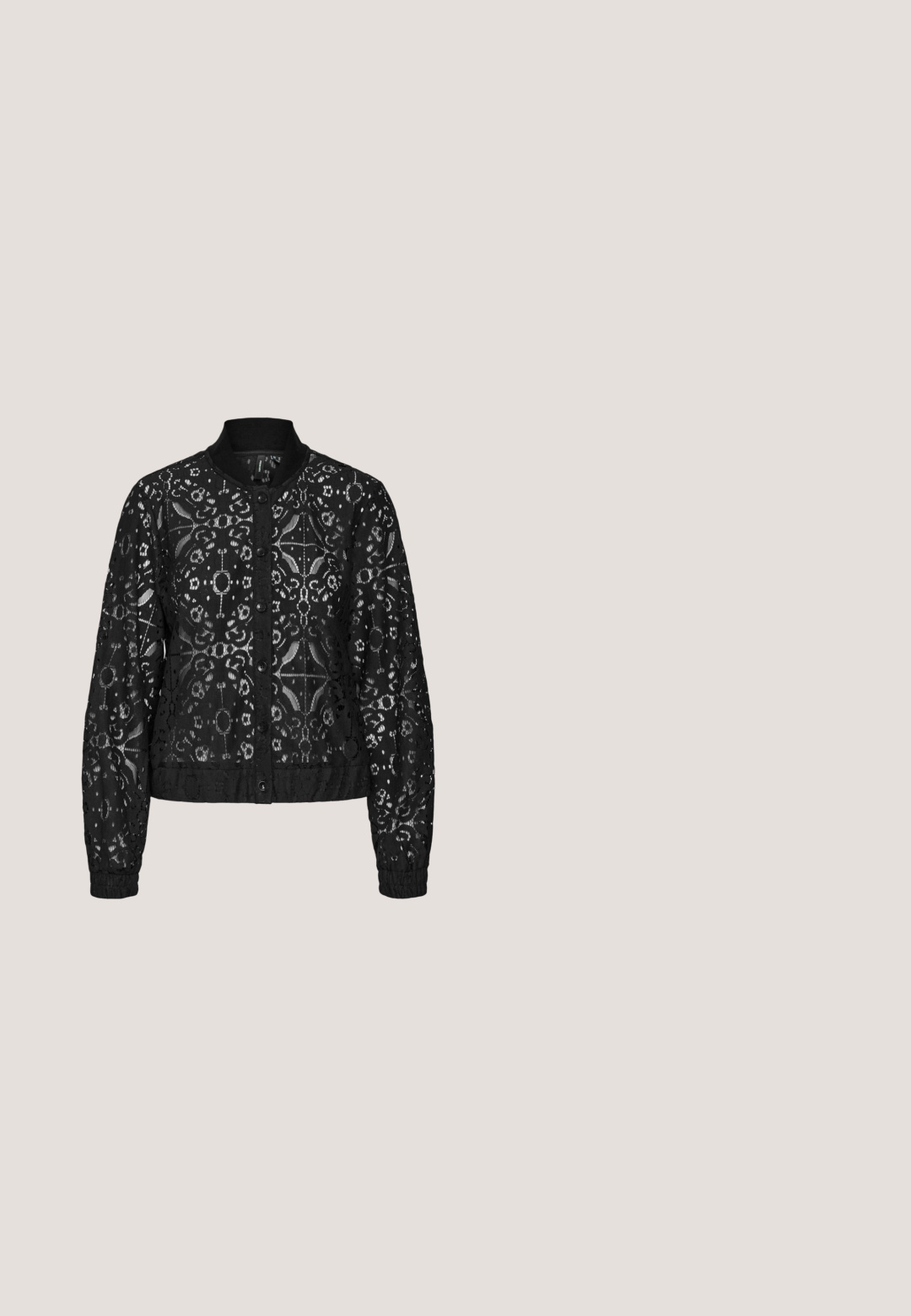 Veste bomber noire en dentelle avec un devant à boutons. Présente des motifs floraux intriqués, un col côtelé et des poignets élastiqués.; T-shirt en coton noir avec une impression graphique d'un paysage désertique avec des cactus, une lune, et la phrase "RESTEZ SAUVAGE" en lettres bleues.; Shorts de sport noirs avec une taille élastique, une coupe ample et une texture lisse. Le design est simple, sans motifs ni accents.; Sandales à talons hauts noires avec texture brillante. Bride de cheville avec boucle. Design à bout ouvert avec des détails entrecroisés.; Sac en osier noir et blanc de forme arrondie, avec une surface texturée et une poignée tressée. Convient à un usage décontracté.; Collier en argent avec des maillons de chaîne allongés et un pendentif en barre épuré, présentant une texture lisse et une finition polie. Fermeture à clip ajustable.