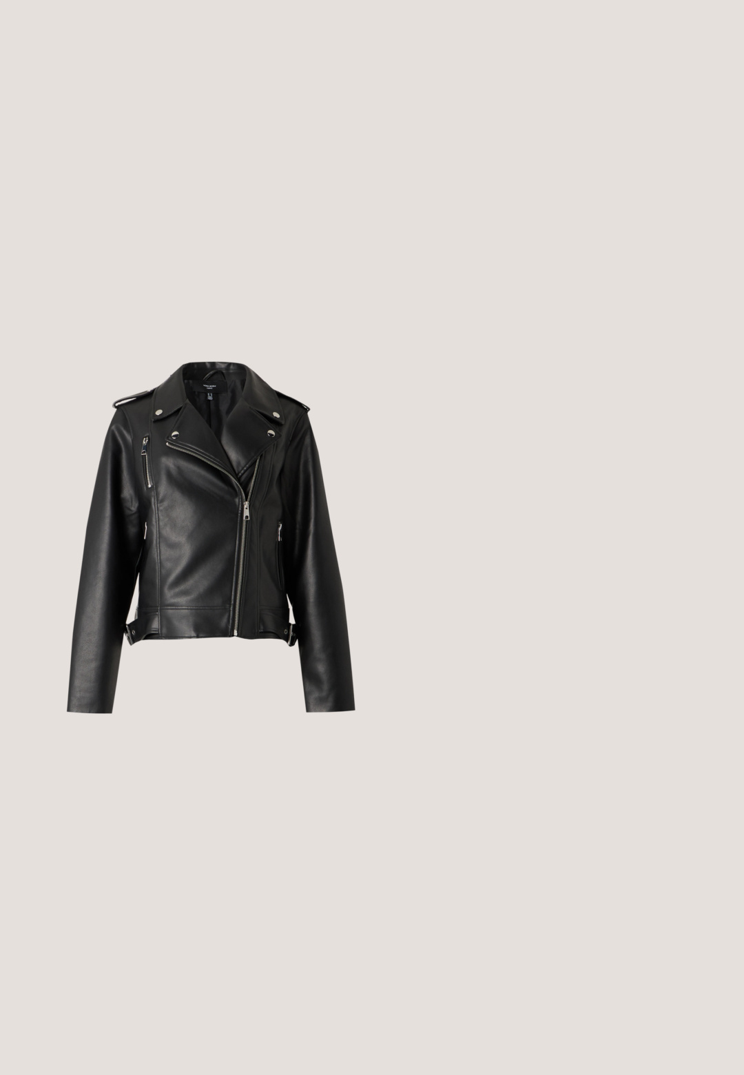 Chaqueta de motorista negra de piel sintética con cremalleras plateadas, botones a presión en las solapas y hombros, y correas laterales ajustables con hebillas.; Camiseta de algodón gris con mangas cortas, con aplicaciones metálicas de flores y lentejuelas dispuestas en el frente. Textura suave, corte holgado.; Pantalones vaqueros de corte acampanado en negro, fabricados en denim, con cierre de botón, cinco bolsillos y una textura suave. Diseño clásico con dobladillo acampanado.; Botín negro de tobillo hecho de cuero brillante, con punta afilada y un tacón de bloque medio, con una textura suave y un diseño sencillo.; Bolso de cuero rojo con diseño curvado, cierre con cremallera superior y correa ajustable. Presenta una textura sutil y un logo de la marca en relieve en el frontal.; Pendientes de metal plateado con un diseño ondulado y escultórico, que presentan un acabado pulido y formas irregulares, destacando una estética contemporánea.